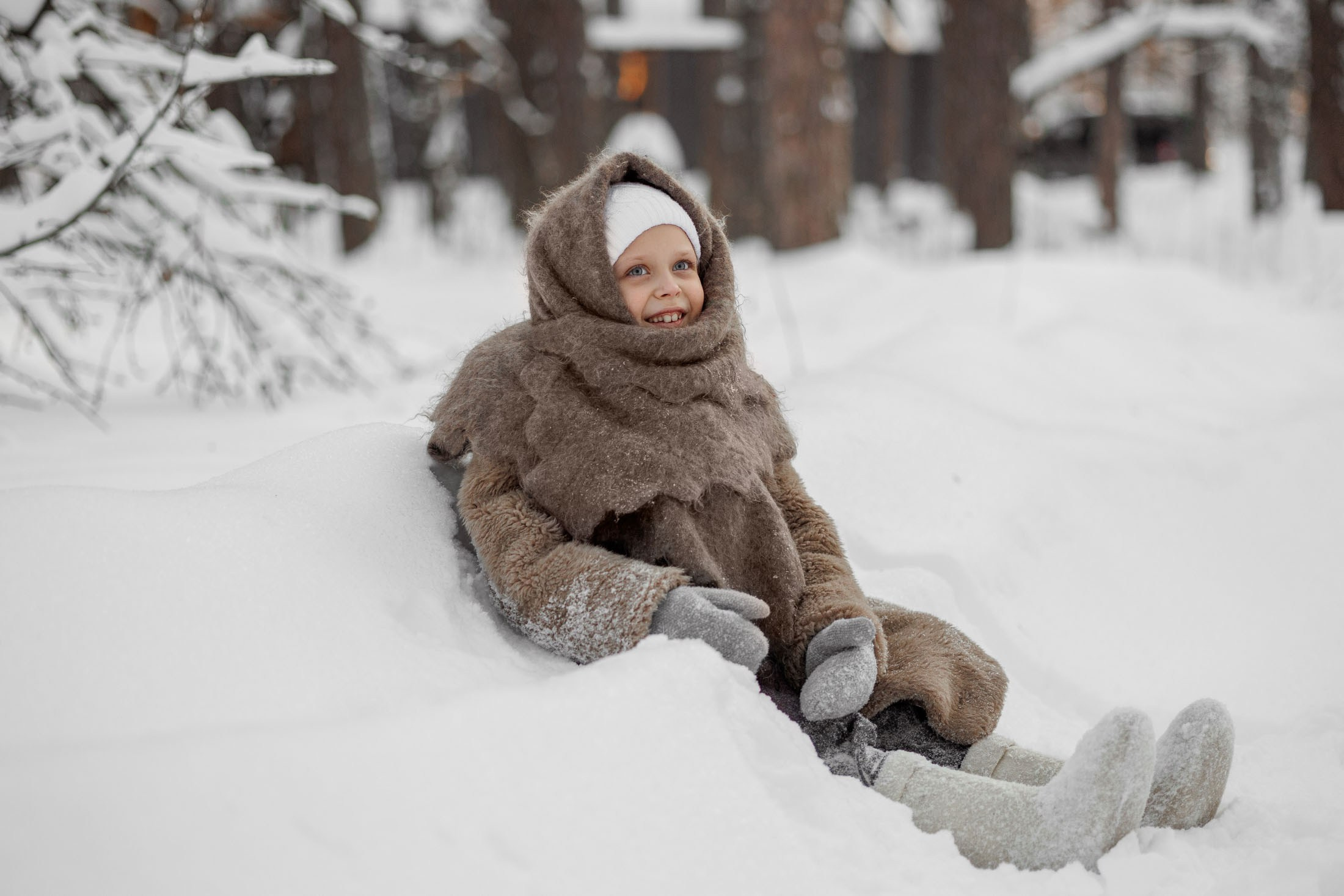 зимняя детская фотосессия в&nbsp;стиле советского времени. Маленькая девочка одета в&nbsp;шубу, валенки и&nbsp;пуховый платок