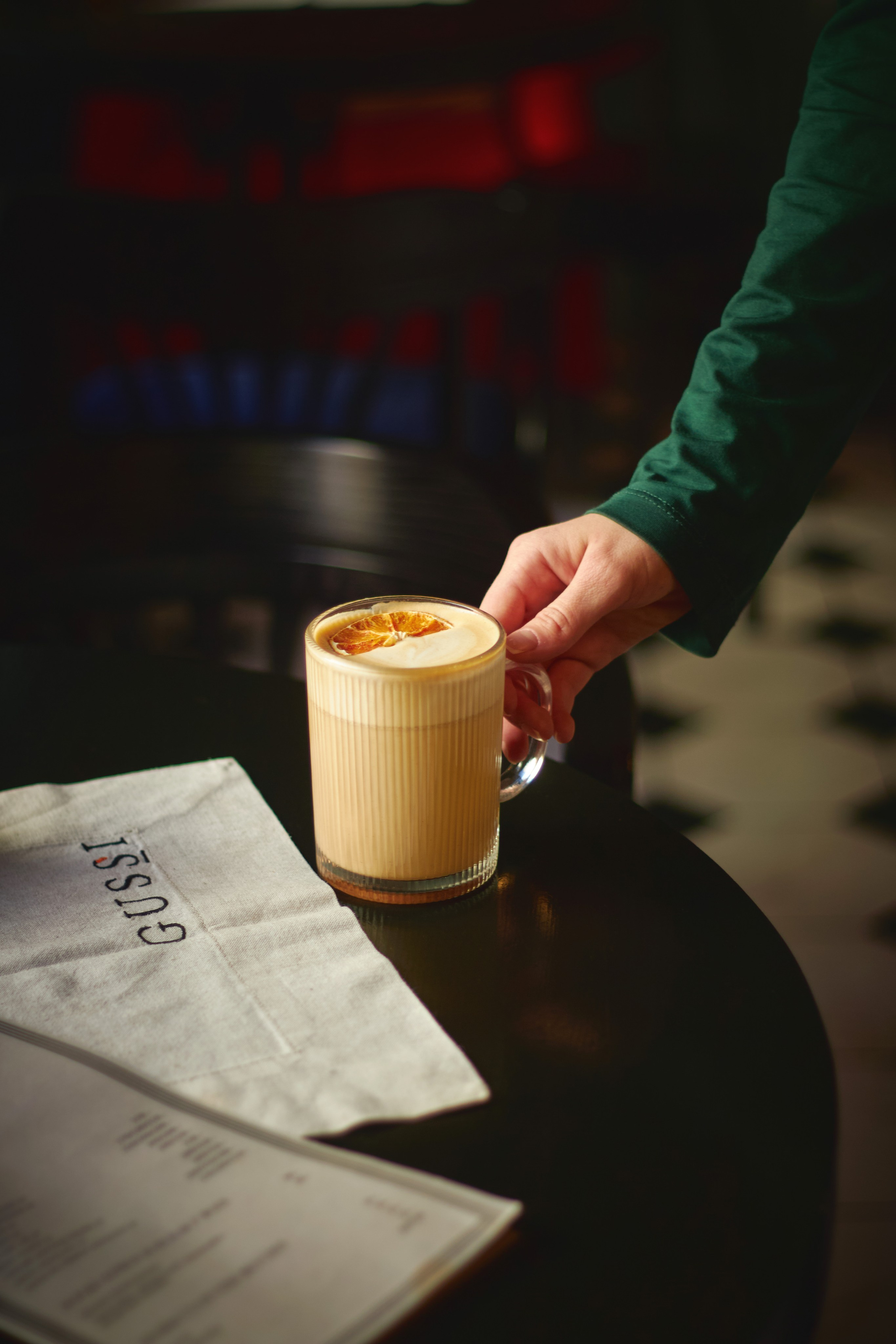 Фуд фотография горячего кофе в стеклянной кружке для меню кафе и доставки еды в Саратове и Энгельсе