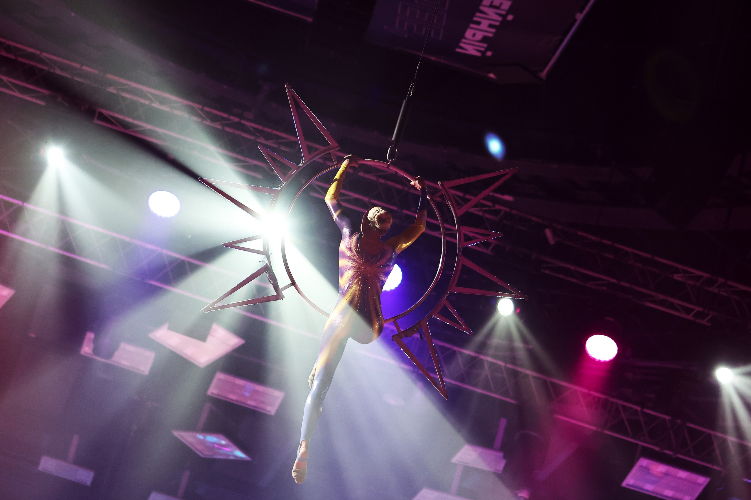 «Дуэль» Шоу Светланы Хоркиной 07.04.2024. Спортивный и репортажный фотограф Антон Тереханов