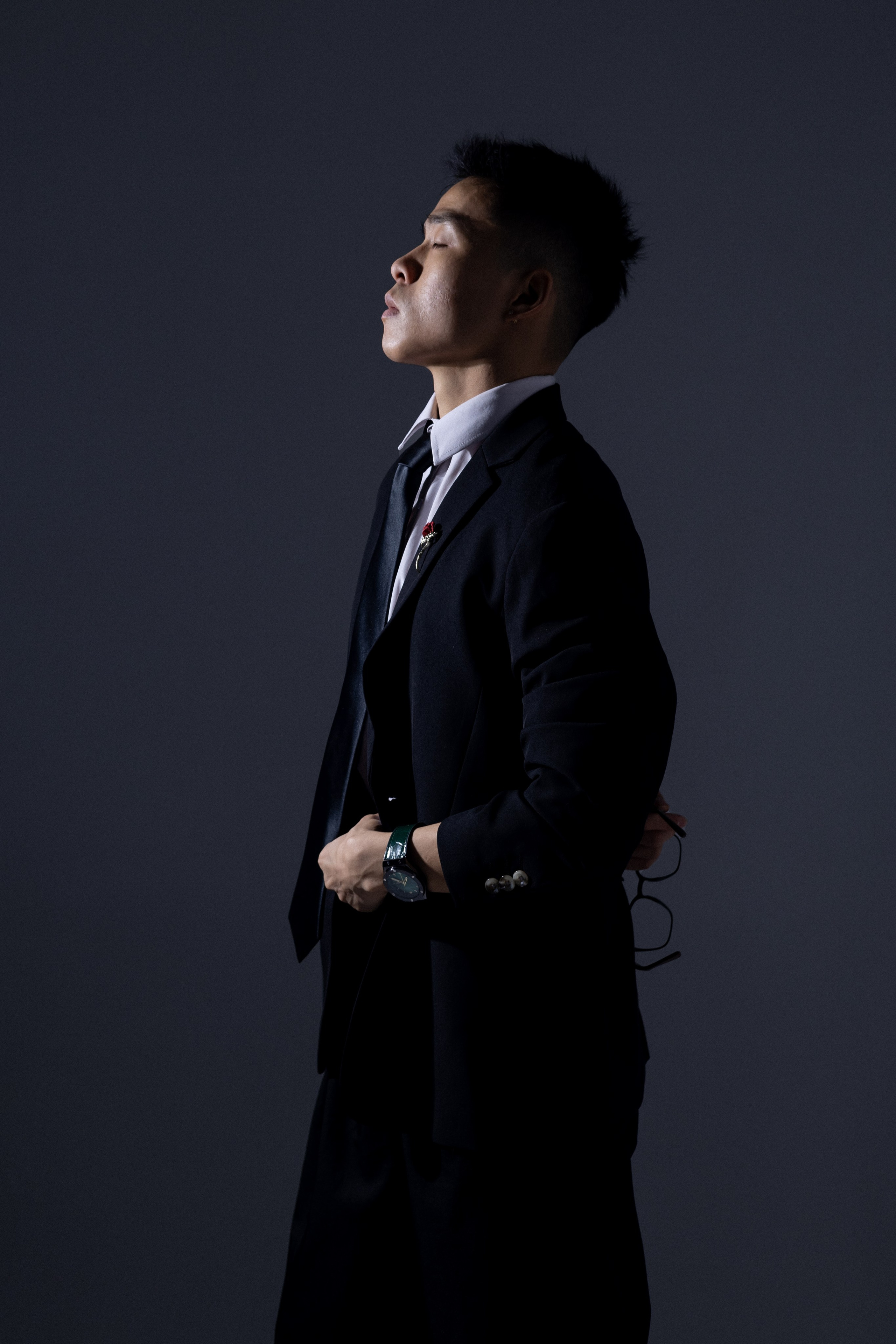 Мужчина в рубашке и пиджаке на нейтральном фоне