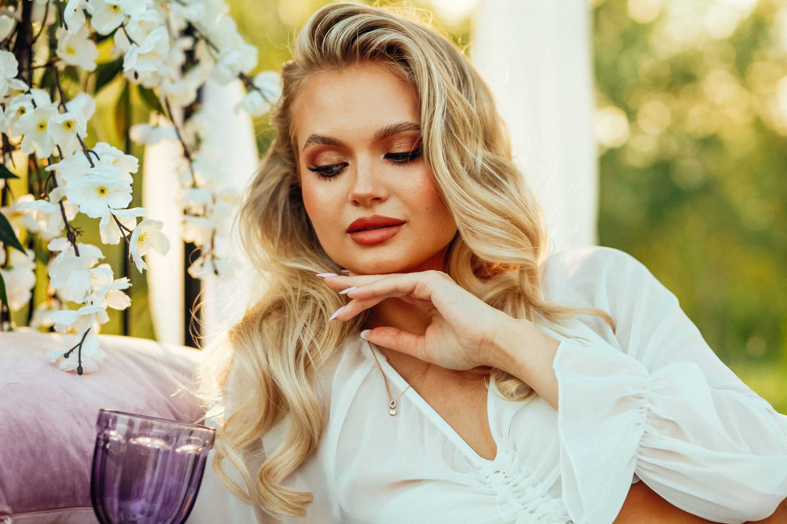 утро очень красивая невеста блондинка цветы природа лето декор дерево кровать бокал