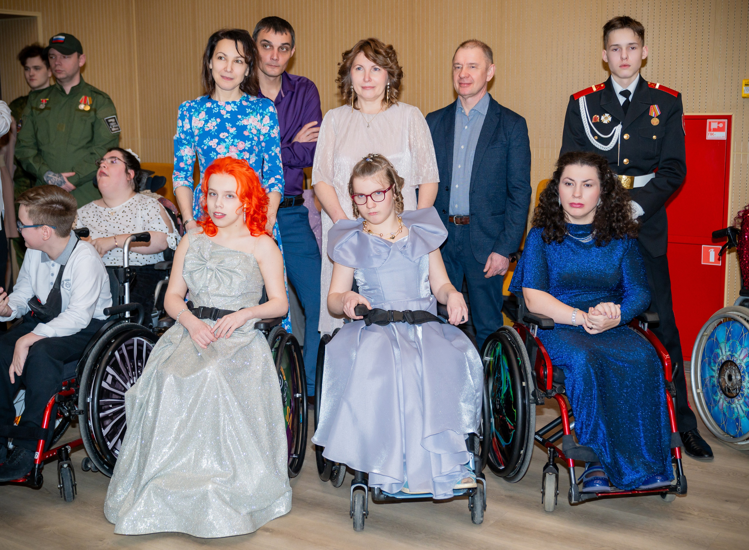 Групповое фото детей и подростков с ограниченными возможностями здоровья и волонтёров на инклюзивном балу «Мы все равны». Фото Мальцев Евгений.