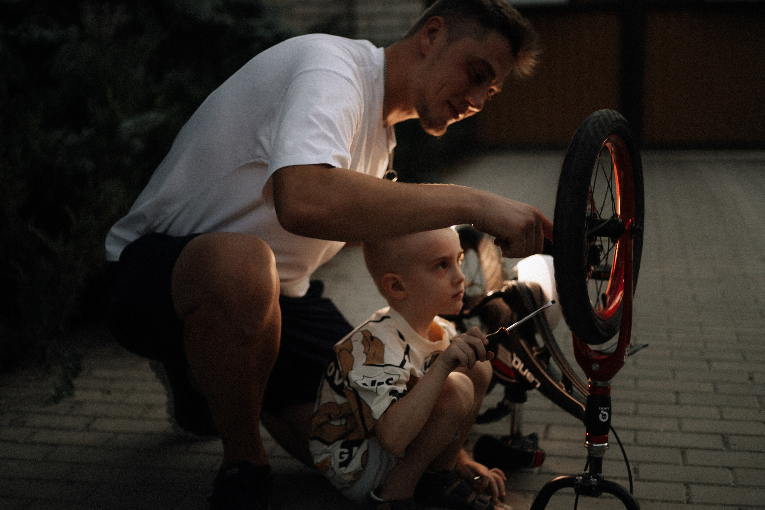 Папа учит сына кататься на велосипеде. Фотограф в Крыму | Виктория Нотевская