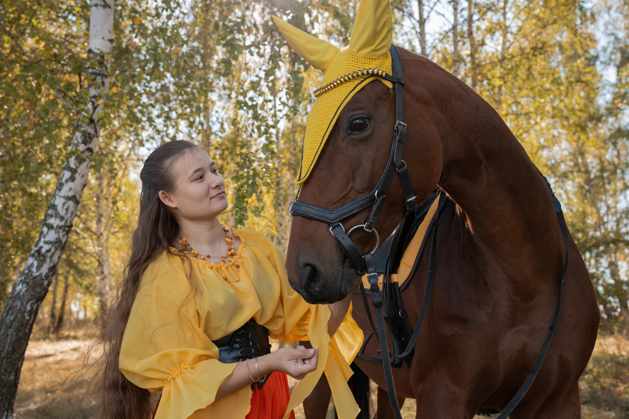 Фотограф в Липецке с доступными ценами. Евгений Сафронов: осенняя фотосессия для женского портрета с лошадью.