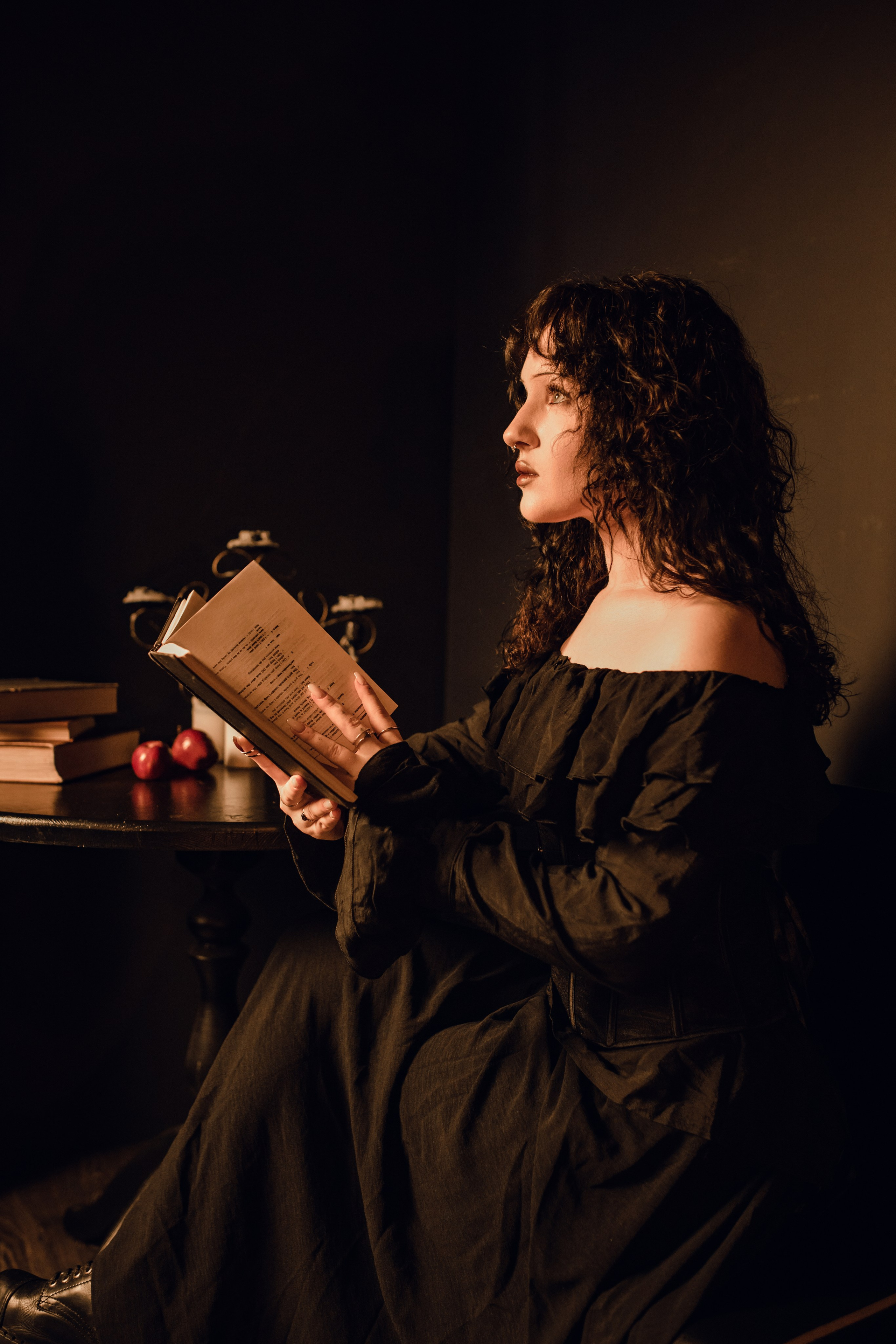 Портретная фотосессия, девушка с книгой