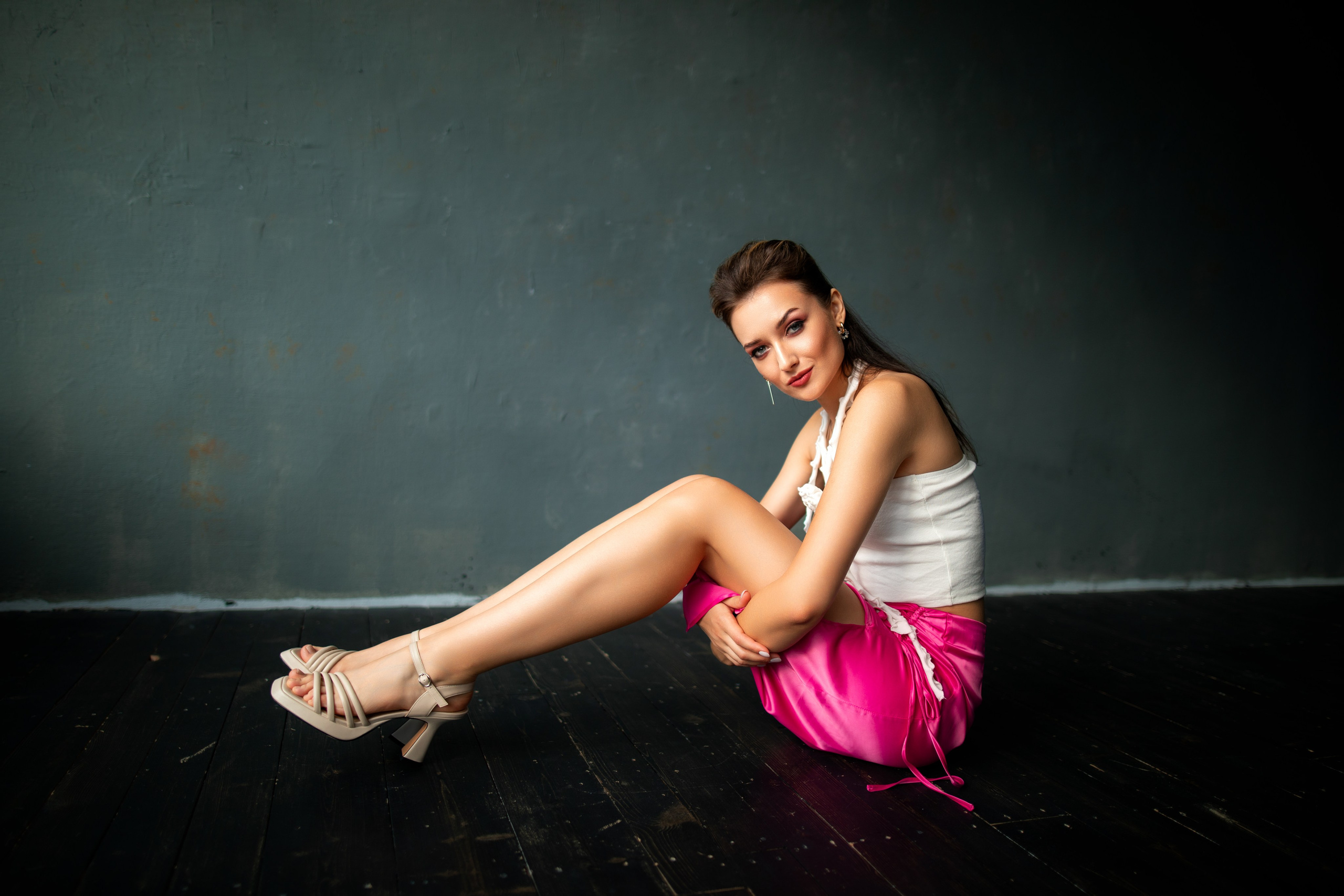 Студийный фотосет с Анастасией в минимальном интерьере в формате для «себя»