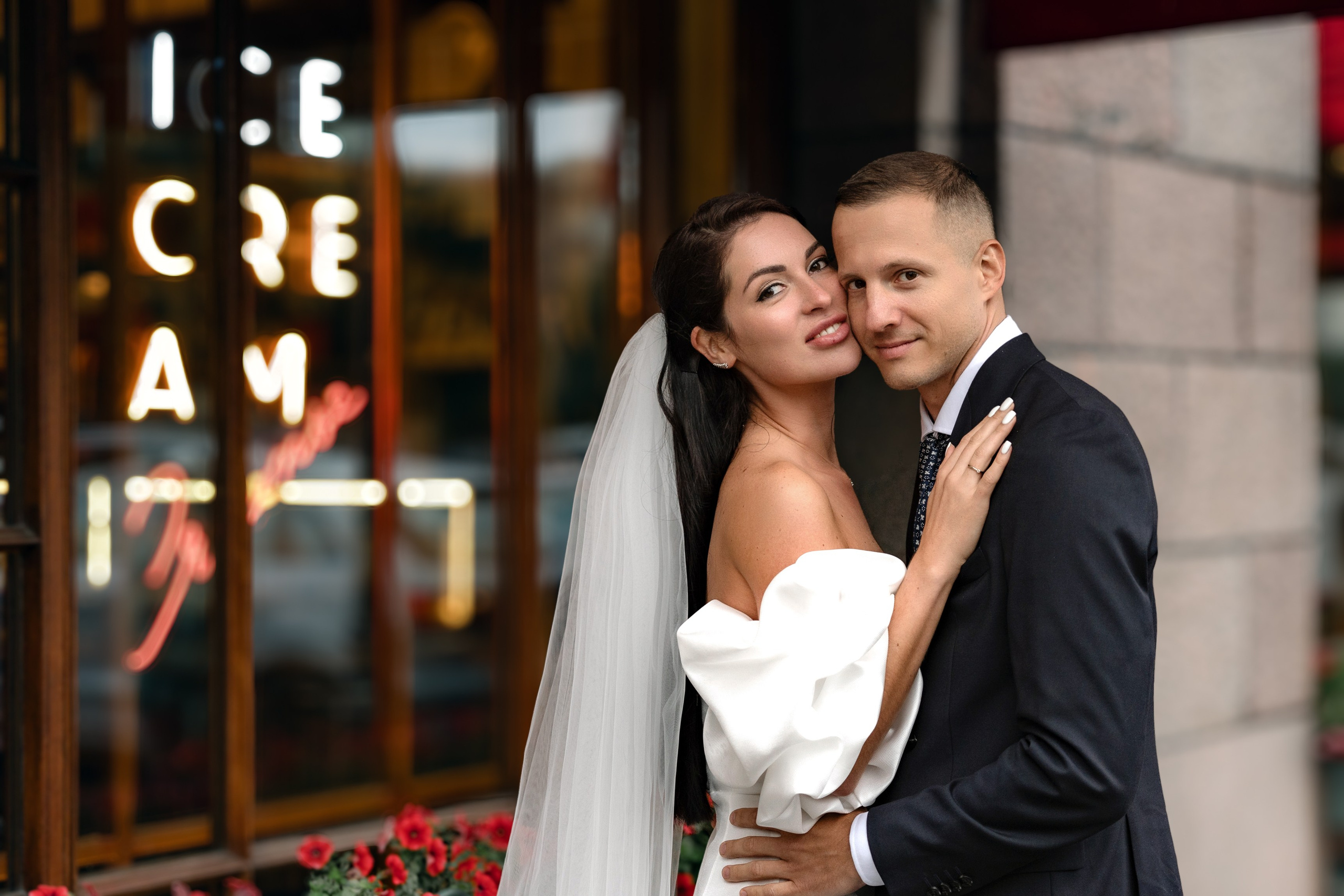 Свадебная фотосессия невесты и жениха у гостиницы Астория в Санкт-Петербурге