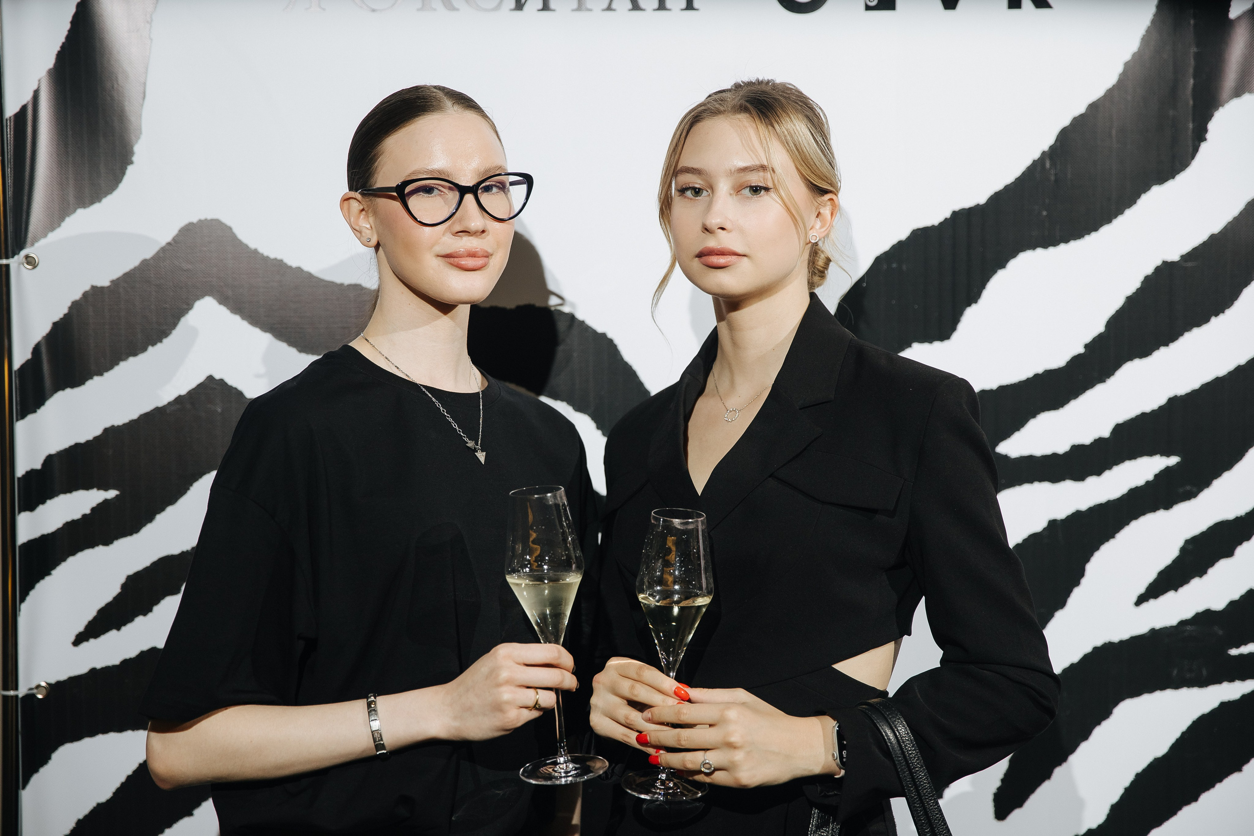 Презентация открытия магазина женской одежды GLVR в ресторане Fresco. Фотограф в Красноярске Надежда Воскресенская