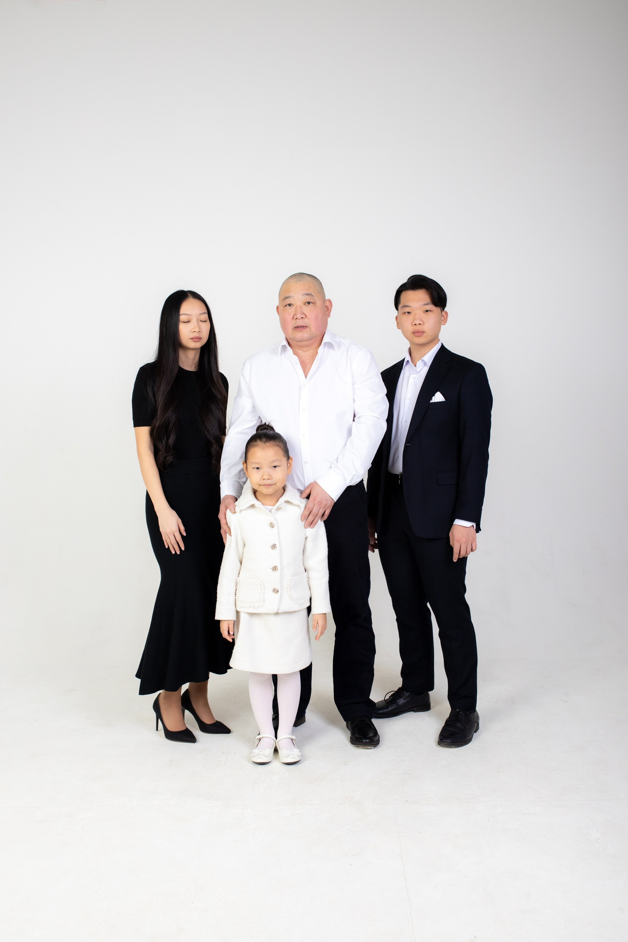 Семейная фотосессия на циклораме с импульсным светом. Фотограф в Железнодорожном и Балашихе