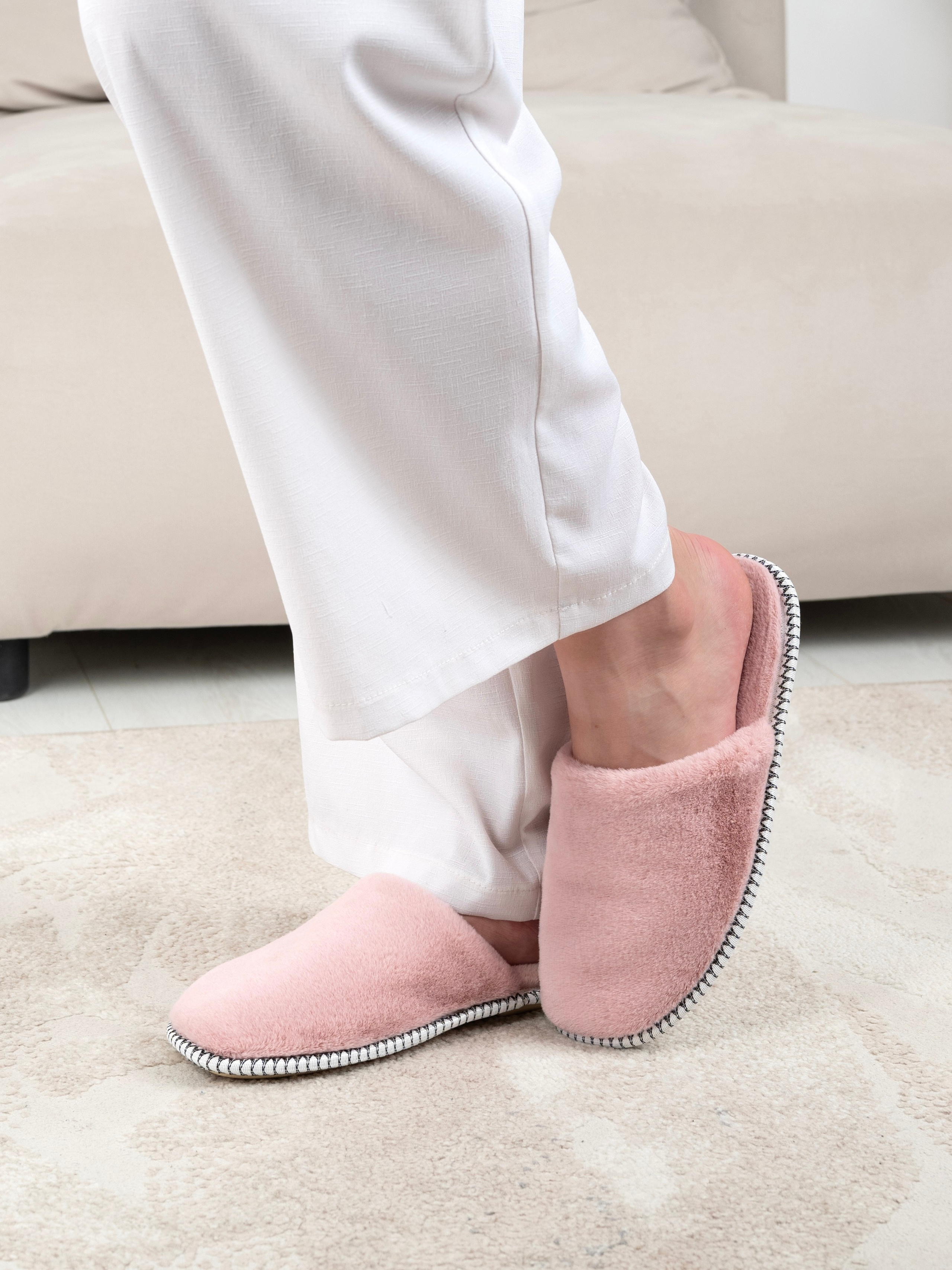 Меховые тапочки. Предметный фотограф, фото для маркетплейсов Пятигорск, КМВ