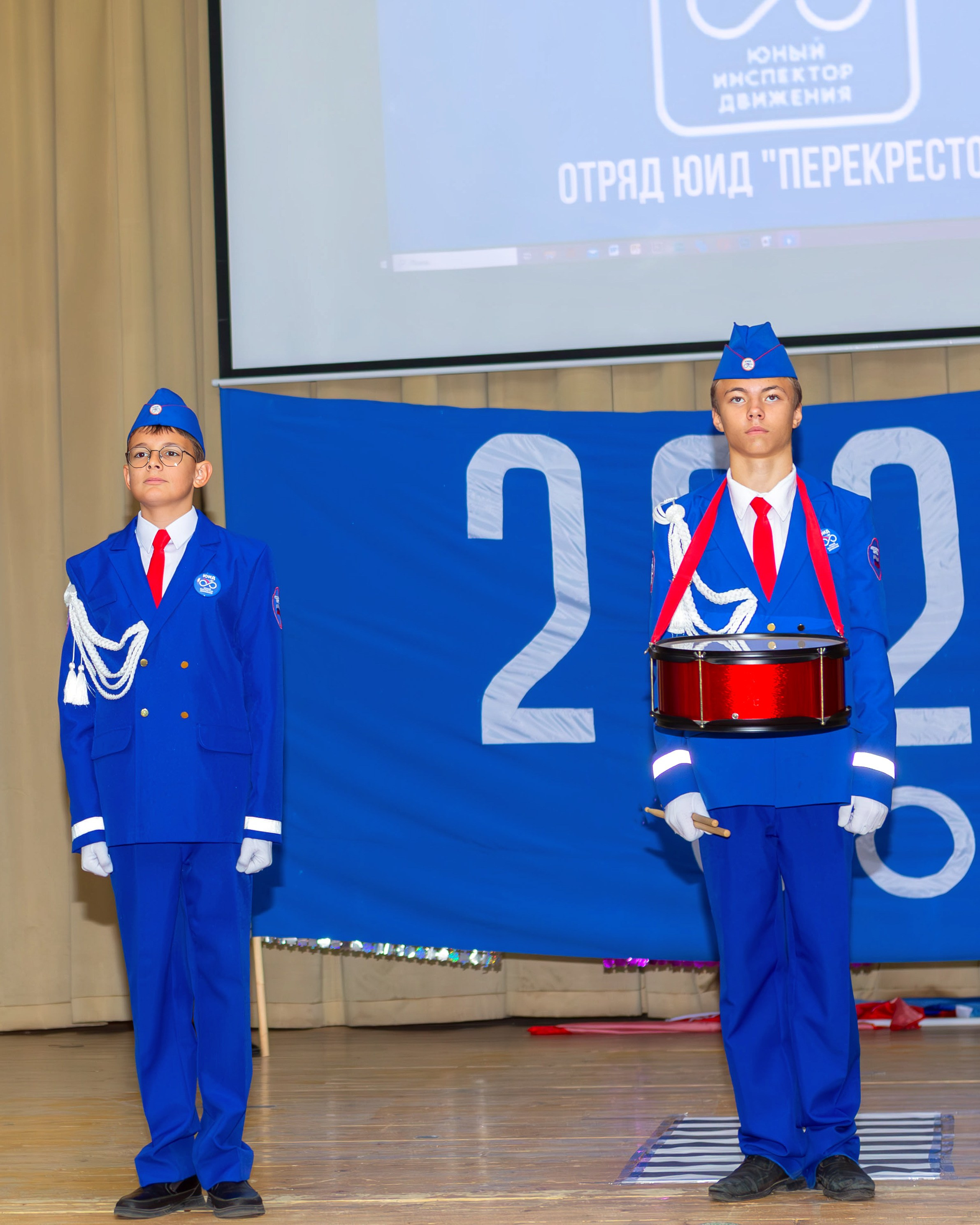 ГИмназия отряд юид стоят с барабаном