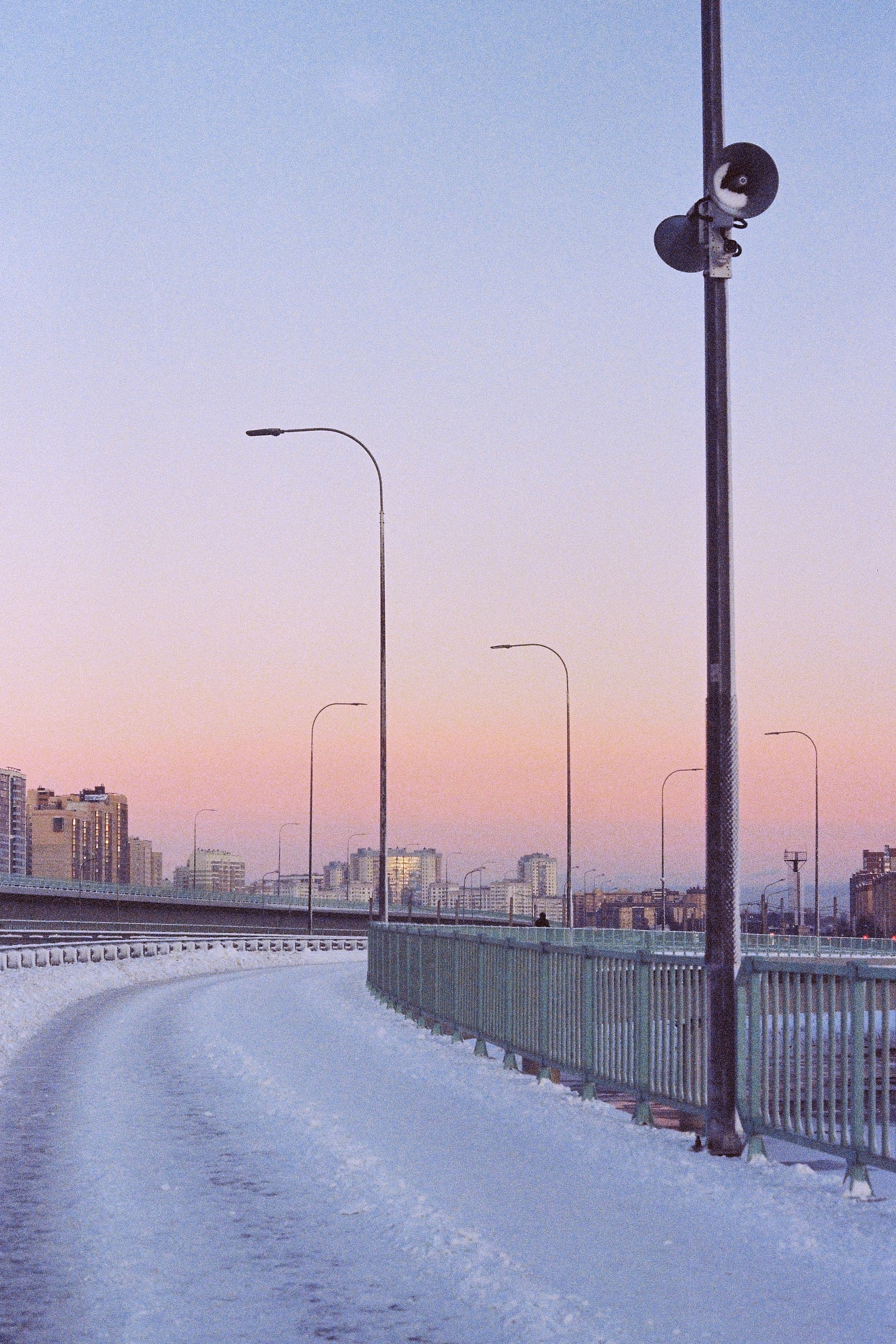 Антиутопический лиминальный вид на сумеречный мегаполис, Санкт-Петербург, Россия