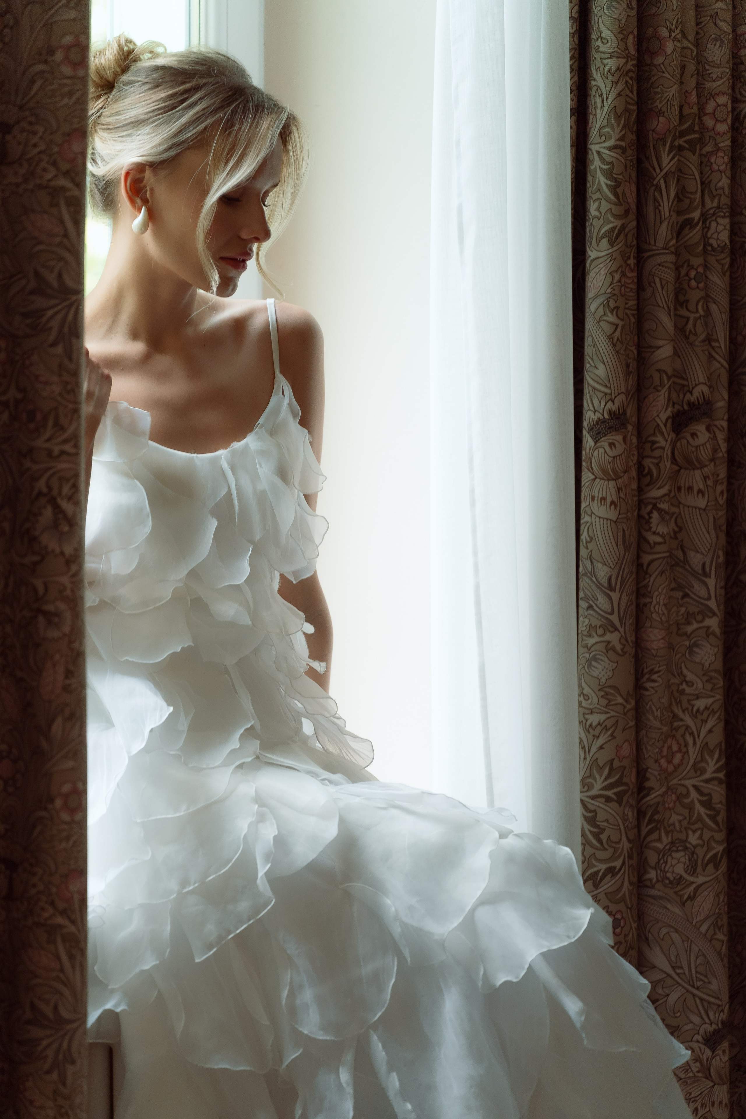 Утро невесты в загородном отеле, мягкий свет у окна.