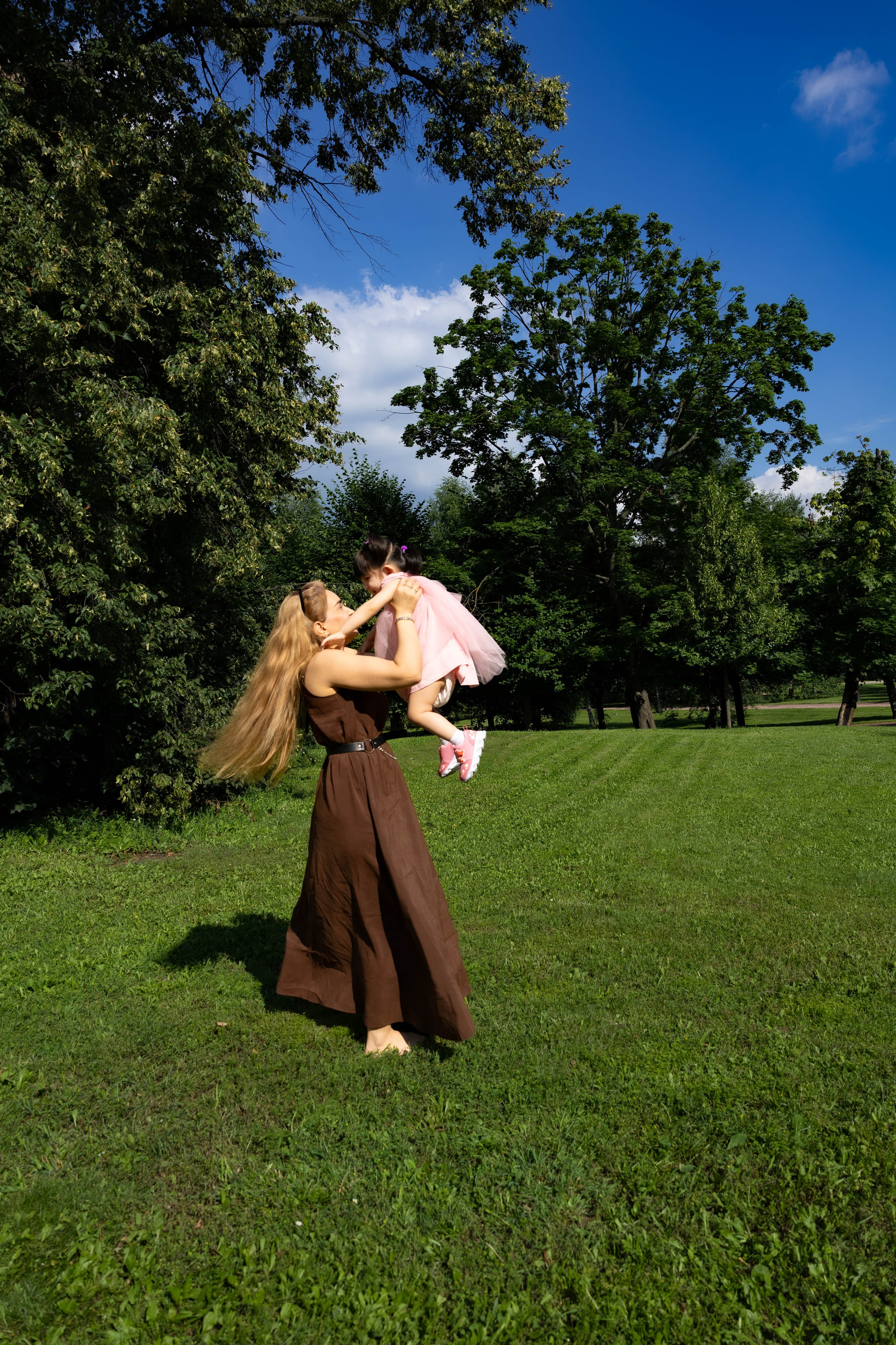 Прогулка мамы и дочки в парке