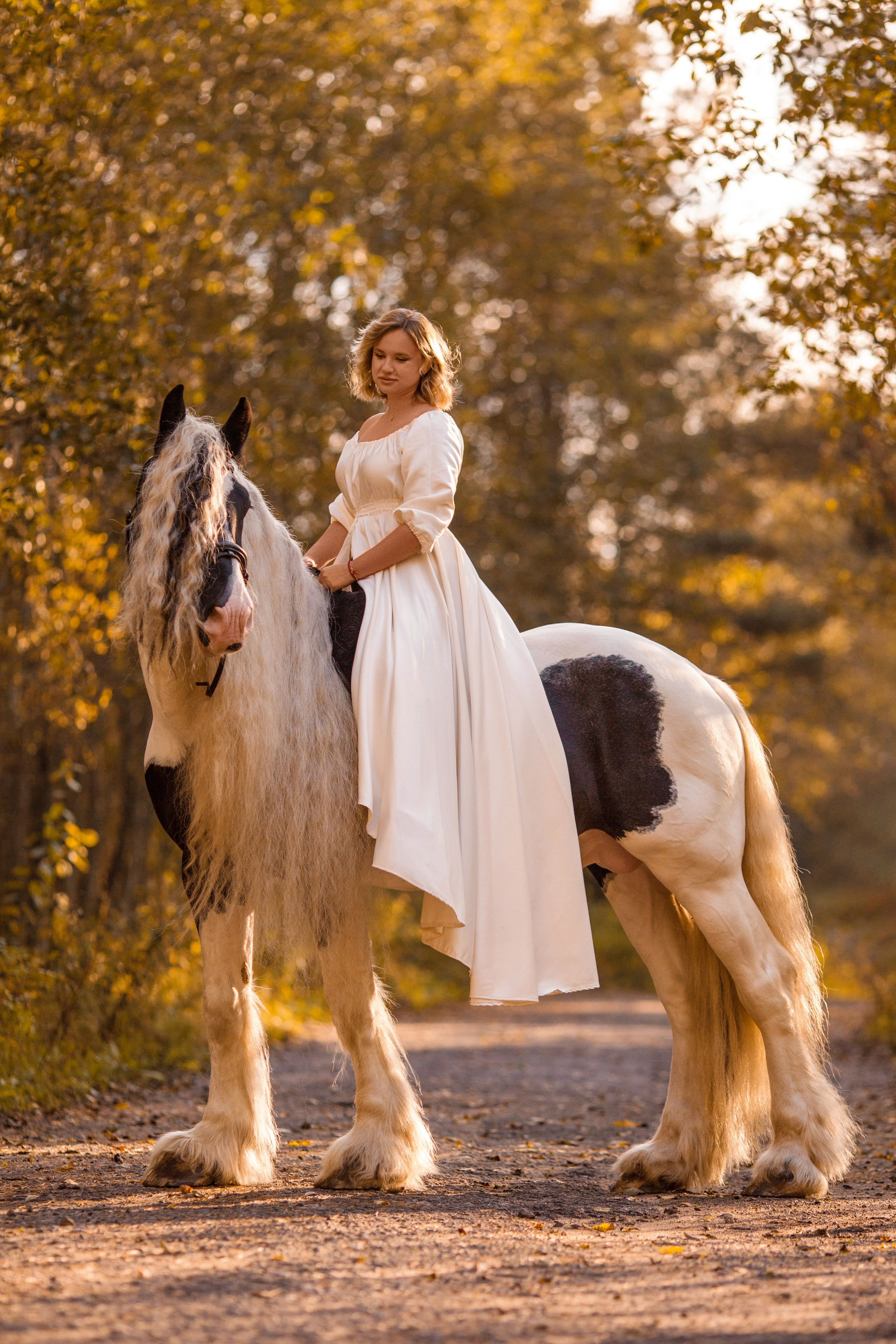 Фотосессия в белом платье в сосновом бору