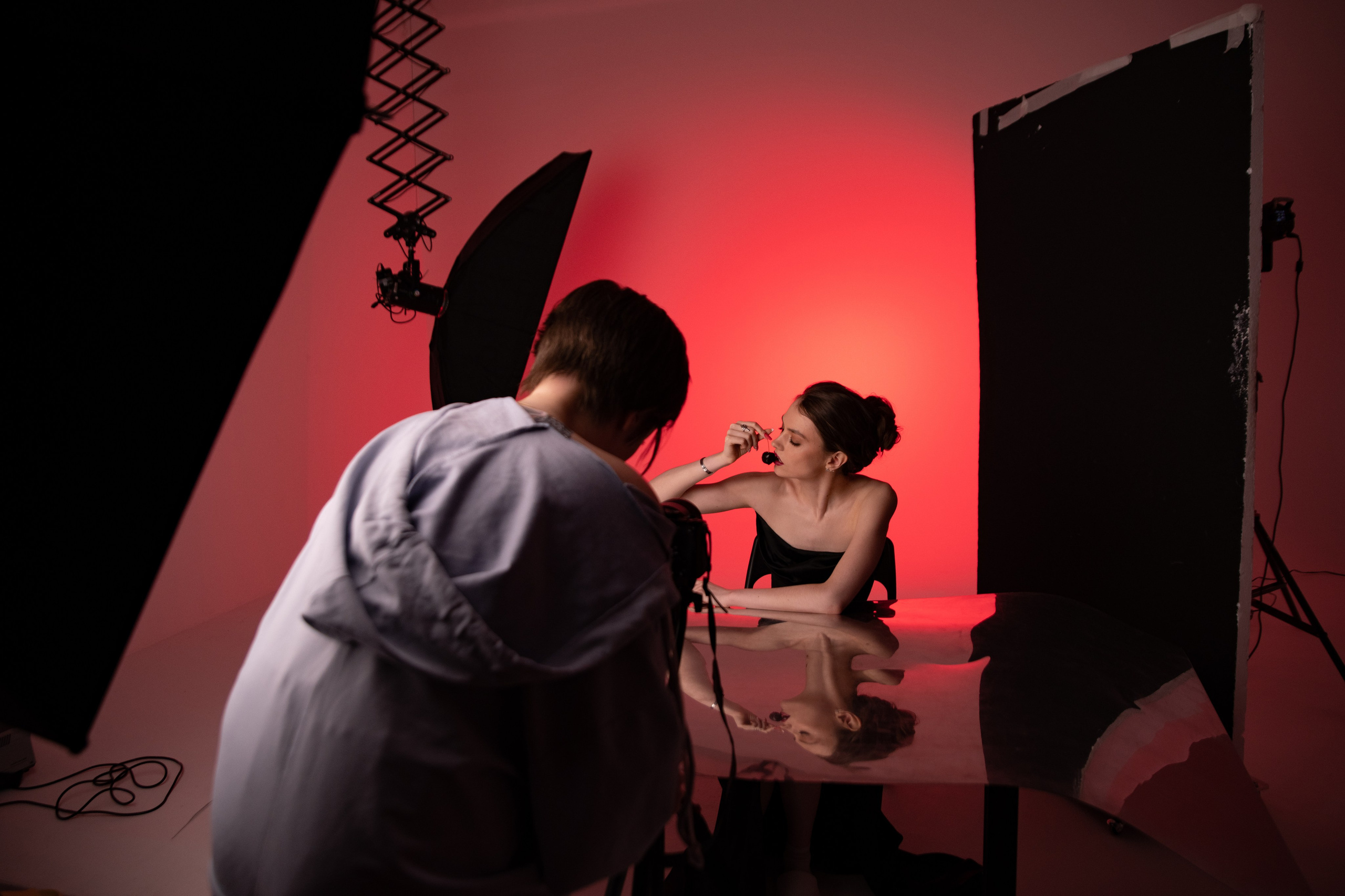 Фотограф ловит яркие эмоции влюбленных через объектив своей камеры.