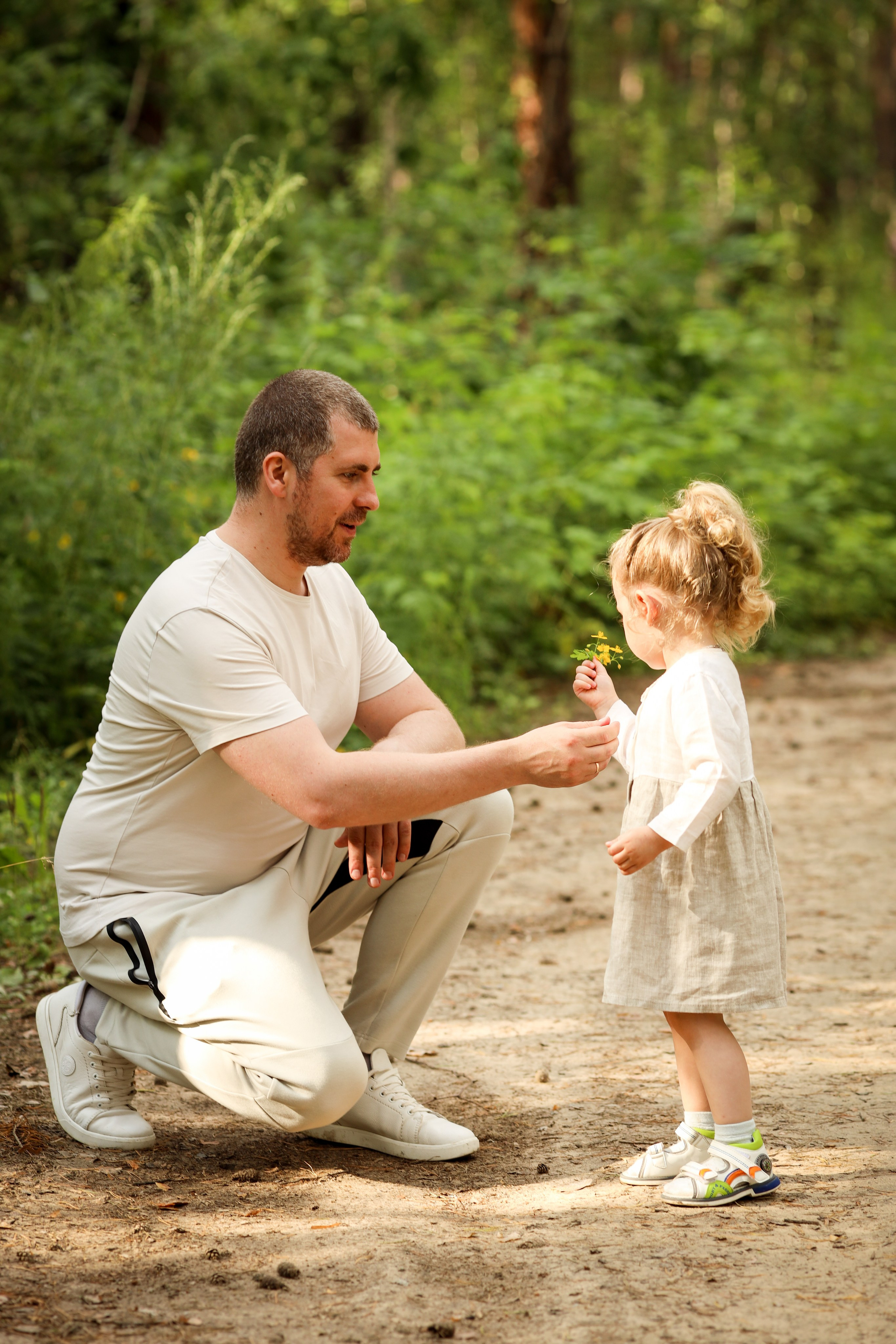 Чудесная семья на прогулке в лесу