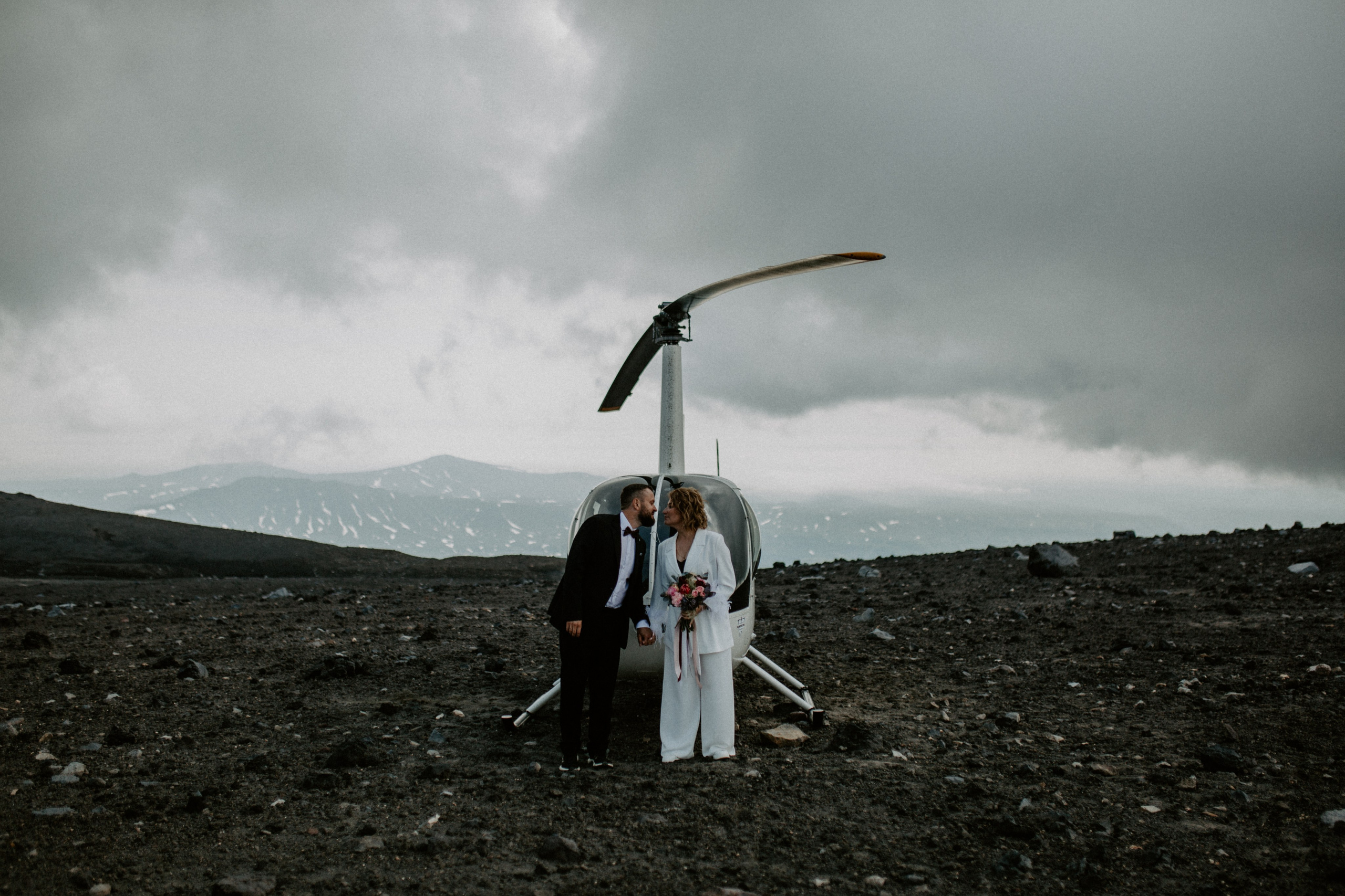Ветролетный полет Вулкан Малый Семячик. Свадебное фото и видео на Камчатке. Туристические маршруты