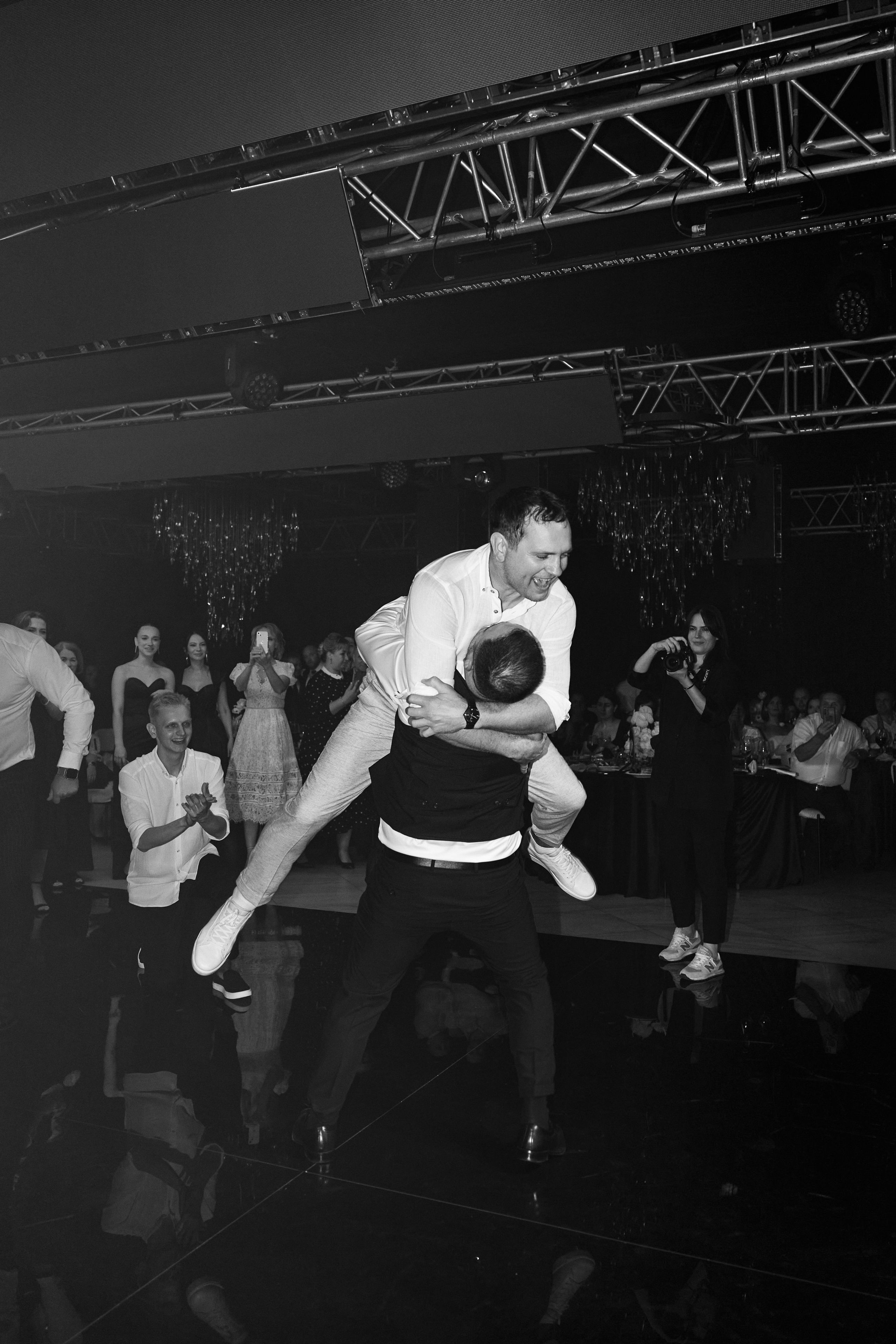 Свадьба с искусственным интеллектом в Усадьбе фамилии от ТВИНС СТУДИО лучших фотографов Краснодара. ТВИНС СТУДИО — лучшие свадебные фотографы и видеографы в Краснодаре