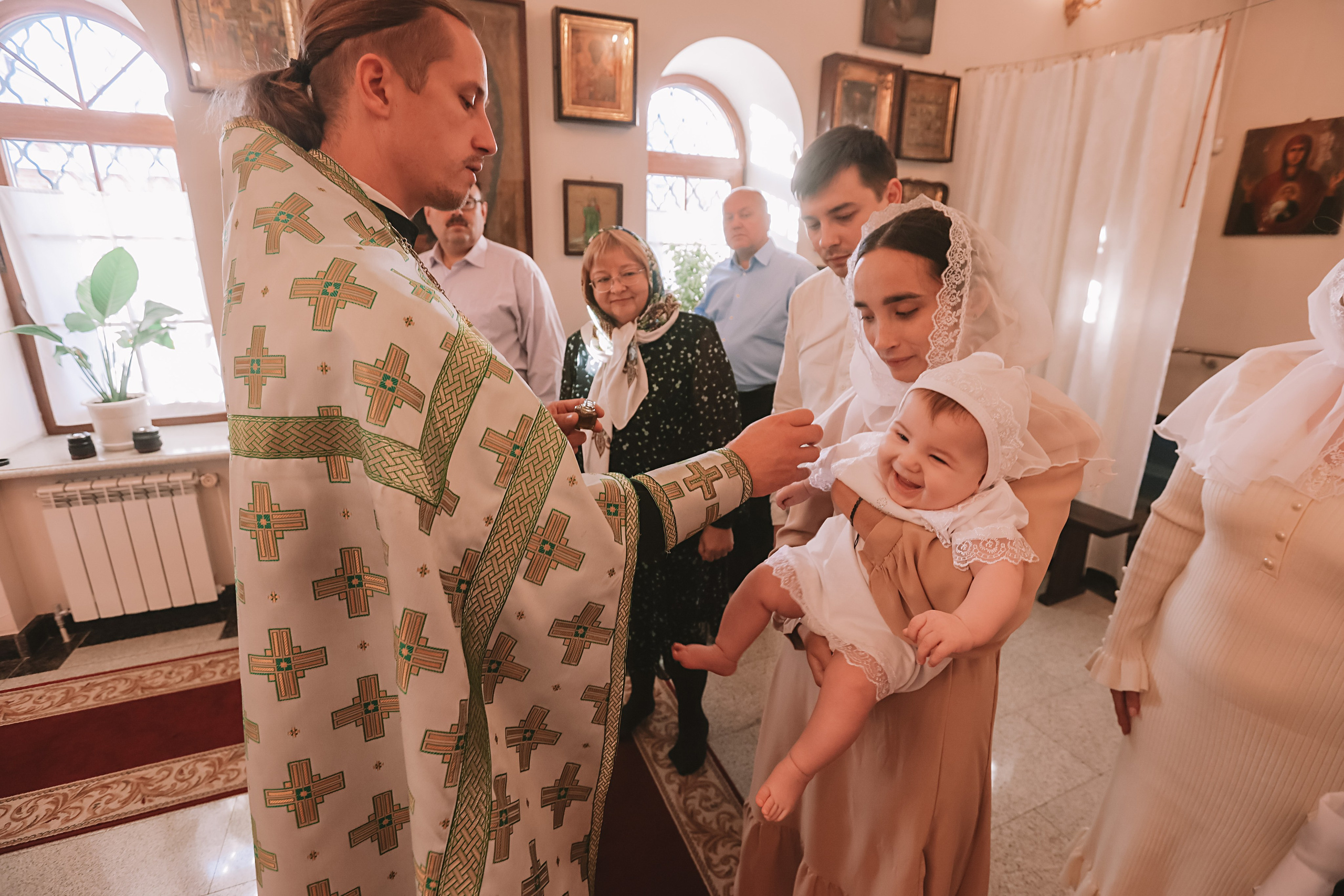 Крещение круглая церковь. Семейный фотограф Тюмень, фотограф на роды Салмина Мария