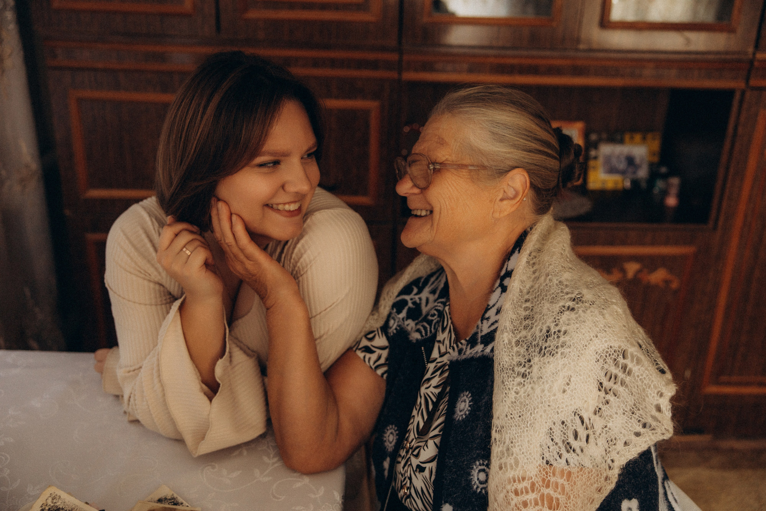 Аня и бабушка. Семейный фотограф Губкин/Старый Оскол