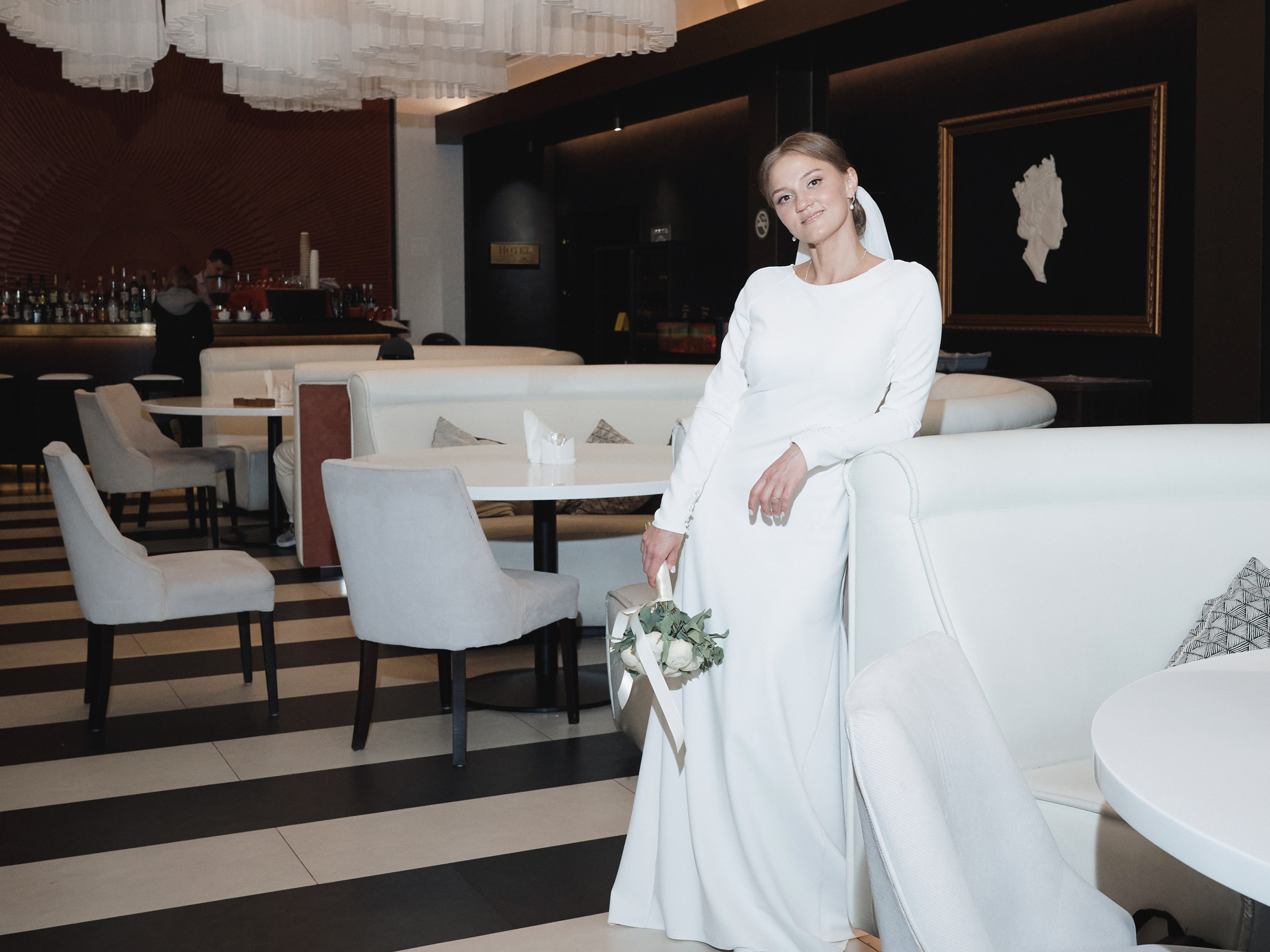 Портрет невесты в белом платье на фотосессии, естественность, репортажная съемка свадьбы