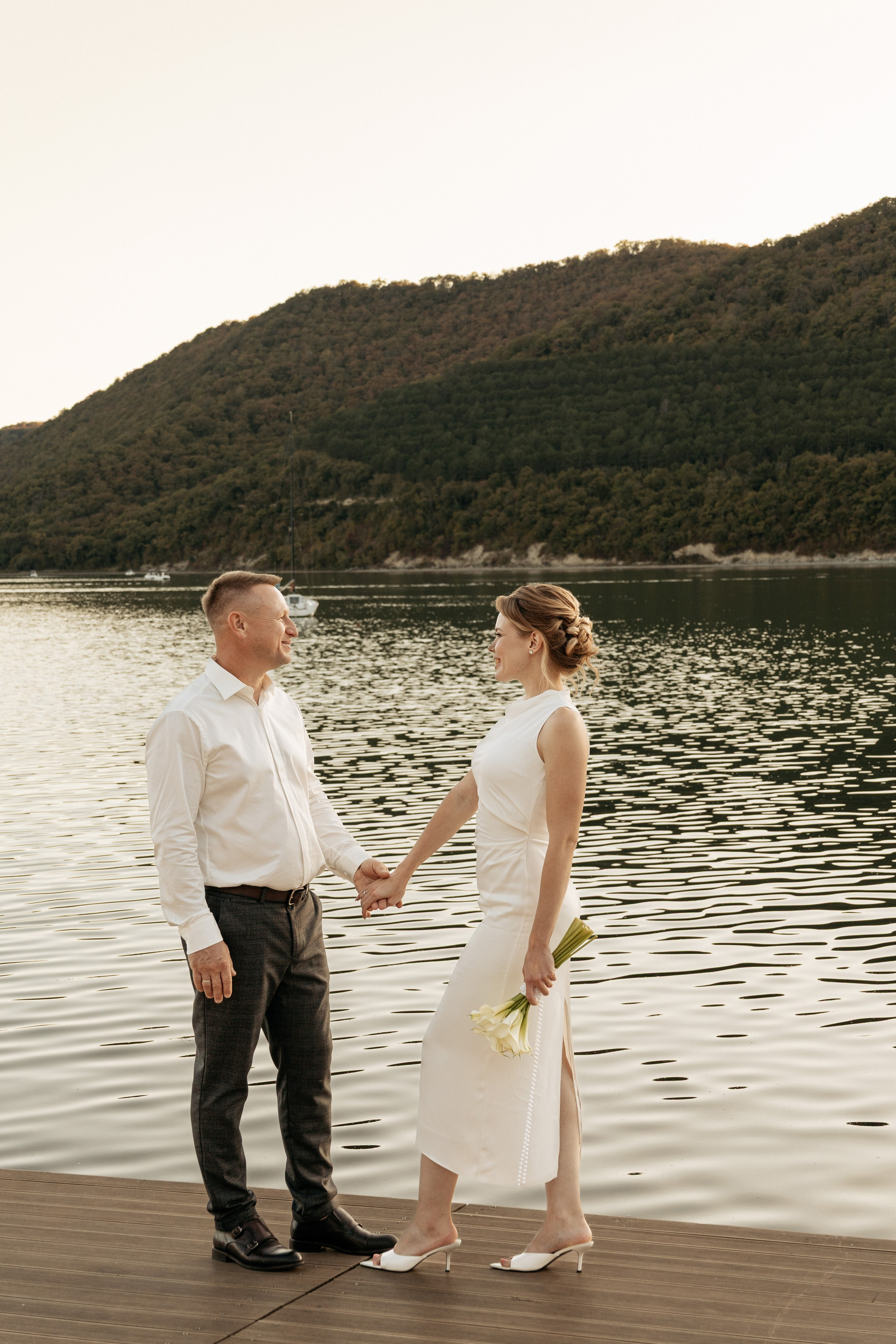 Молодожены на смотровой площадке с видом на горы