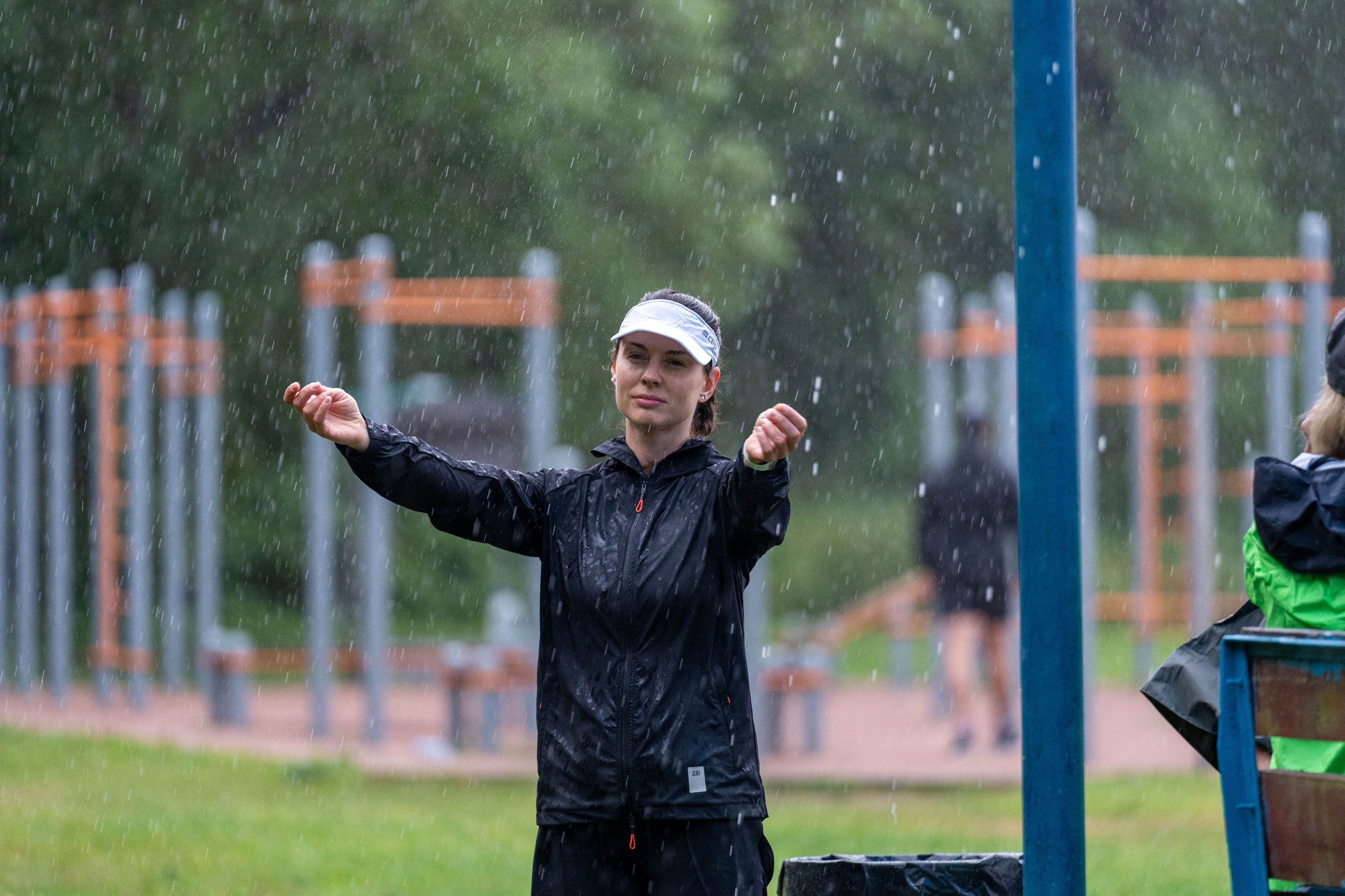 Разминающаяся бегунья на «5 вёрст» Елагин остров, спортивный фотограф Санкт-Петербург