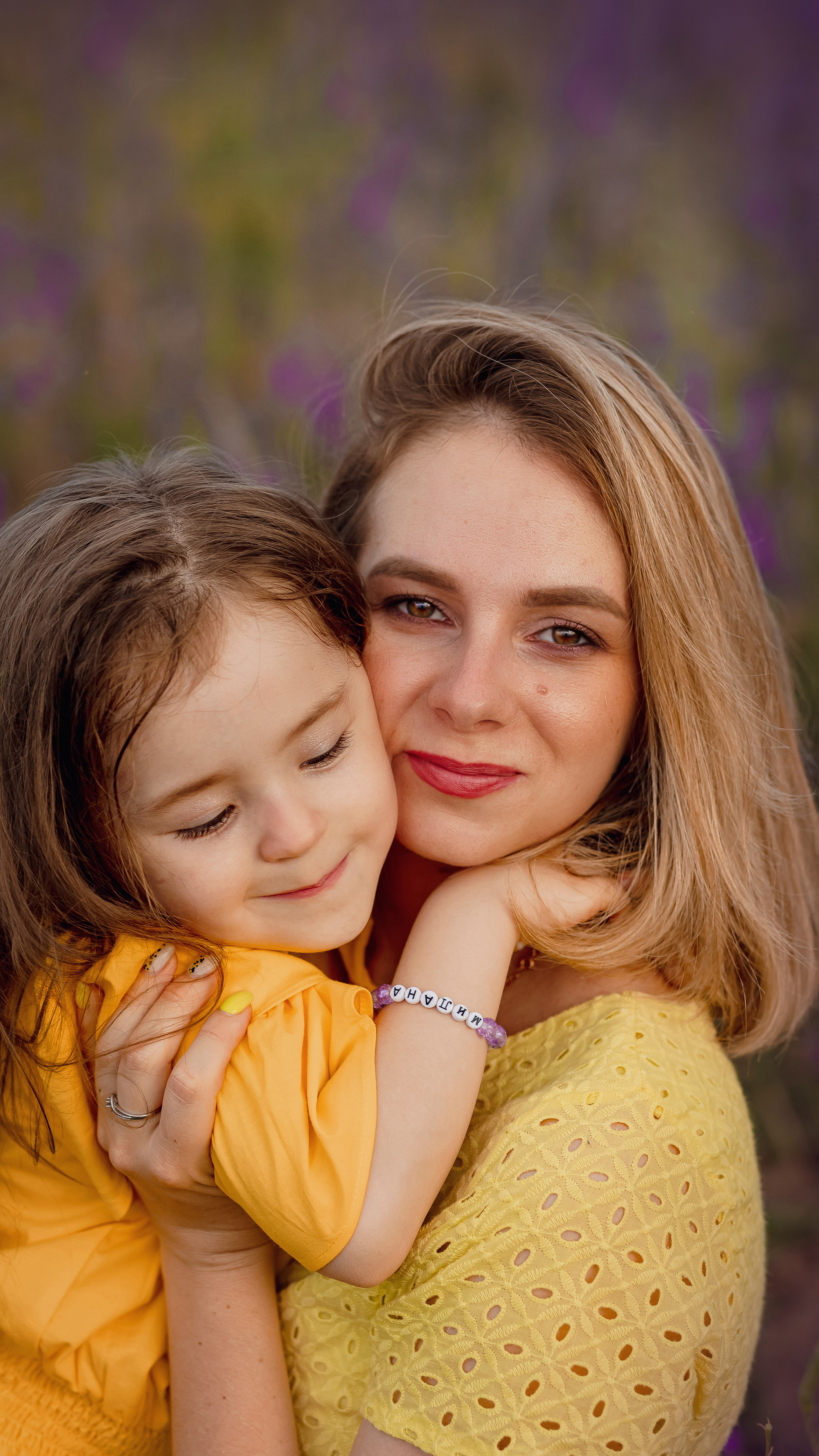 Алеся с дочами в поле. Свадебный и семейный фотограф в Каспийске Алёна Нурмагомедова