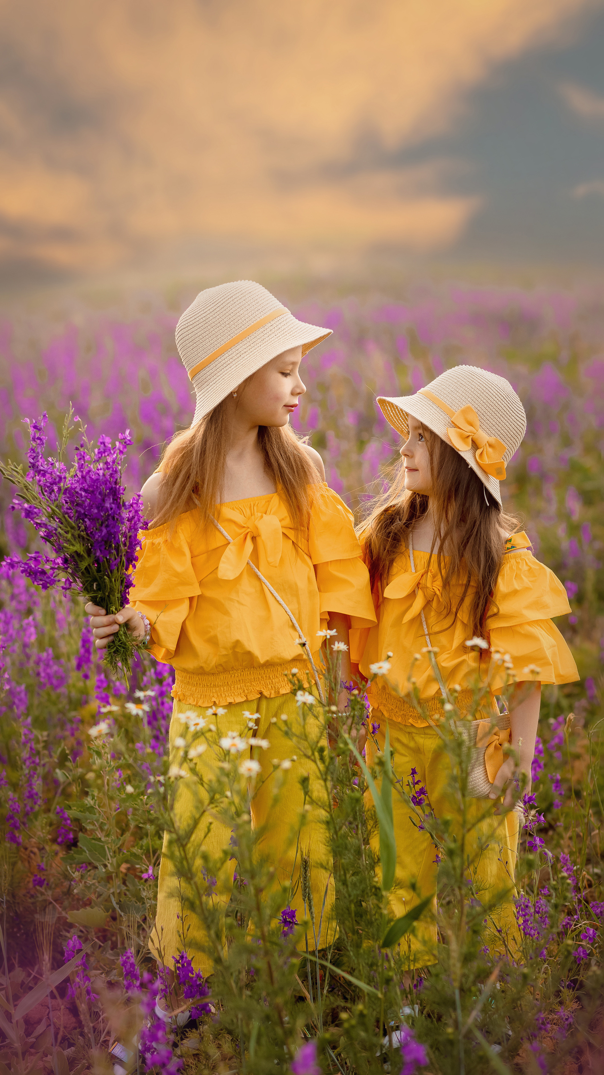 Алеся с дочами в поле. Свадебный и семейный фотограф в Каспийске Алёна Нурмагомедова