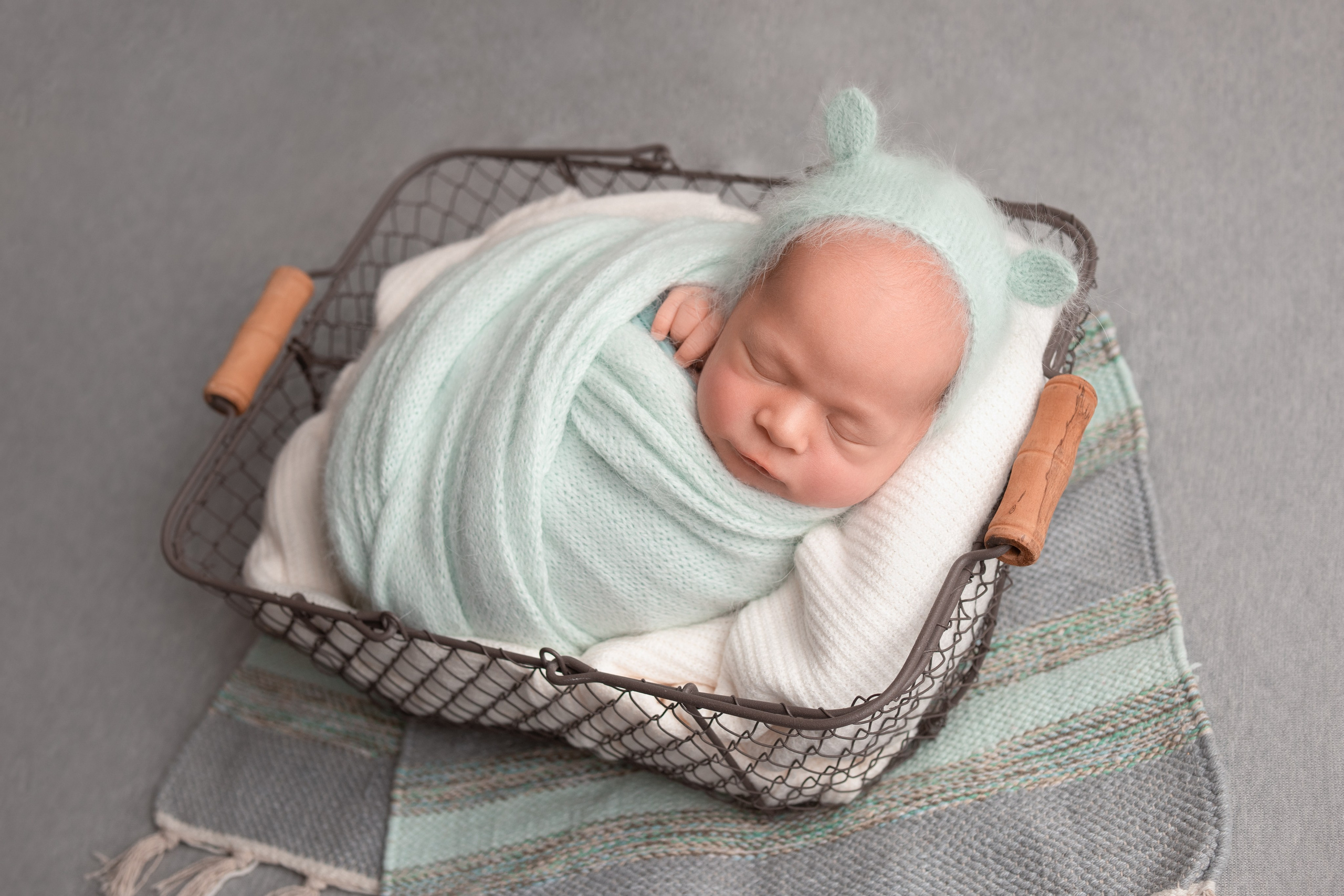 Фотосессия новорожденного ребёнка в корзинке