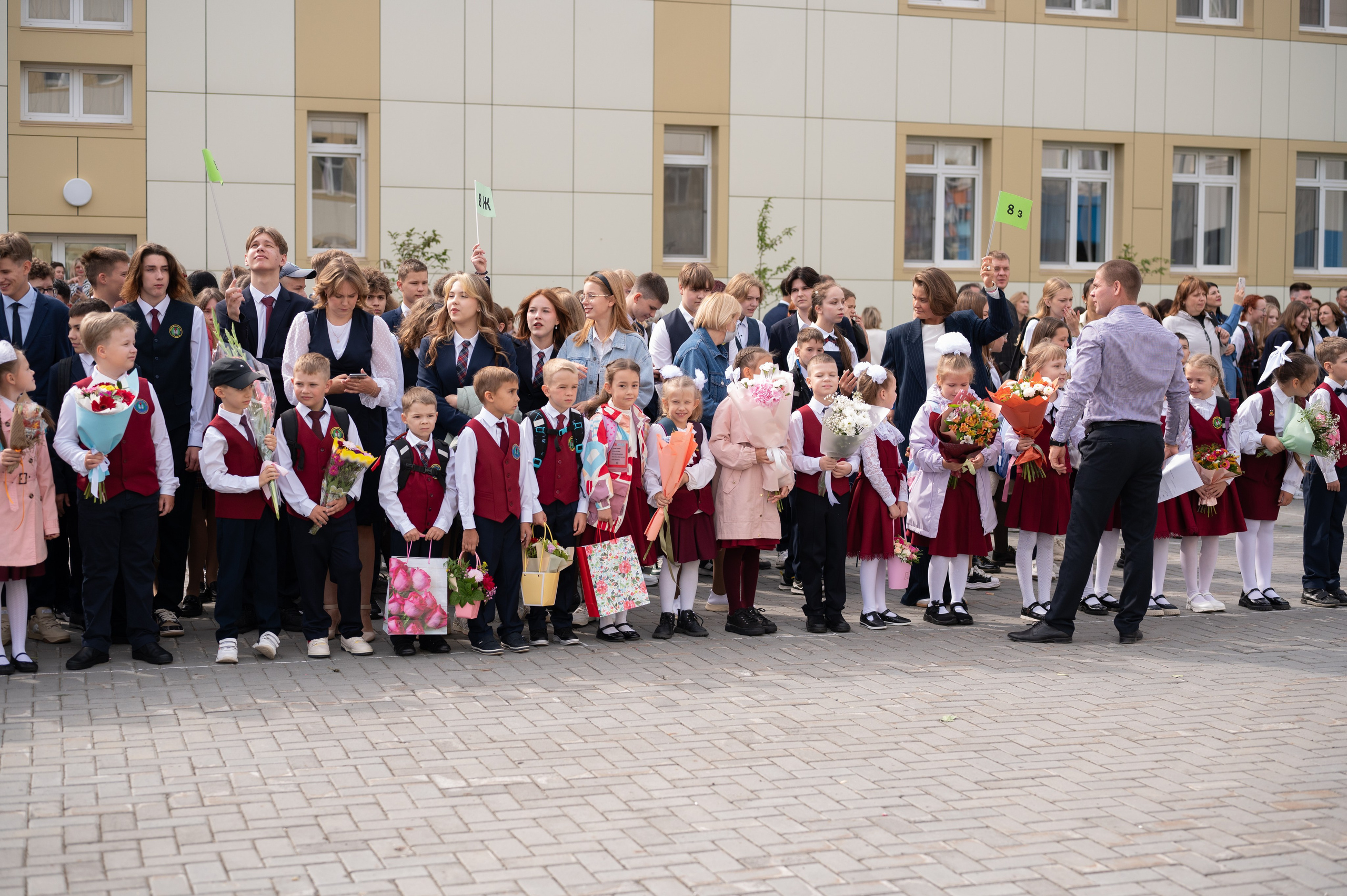 1 сентября 16 гимназия 2 класс (линейка + в классе+ на улице). Фотограф новорожденных, семейный детский в Тюмени Татьяна Морозова