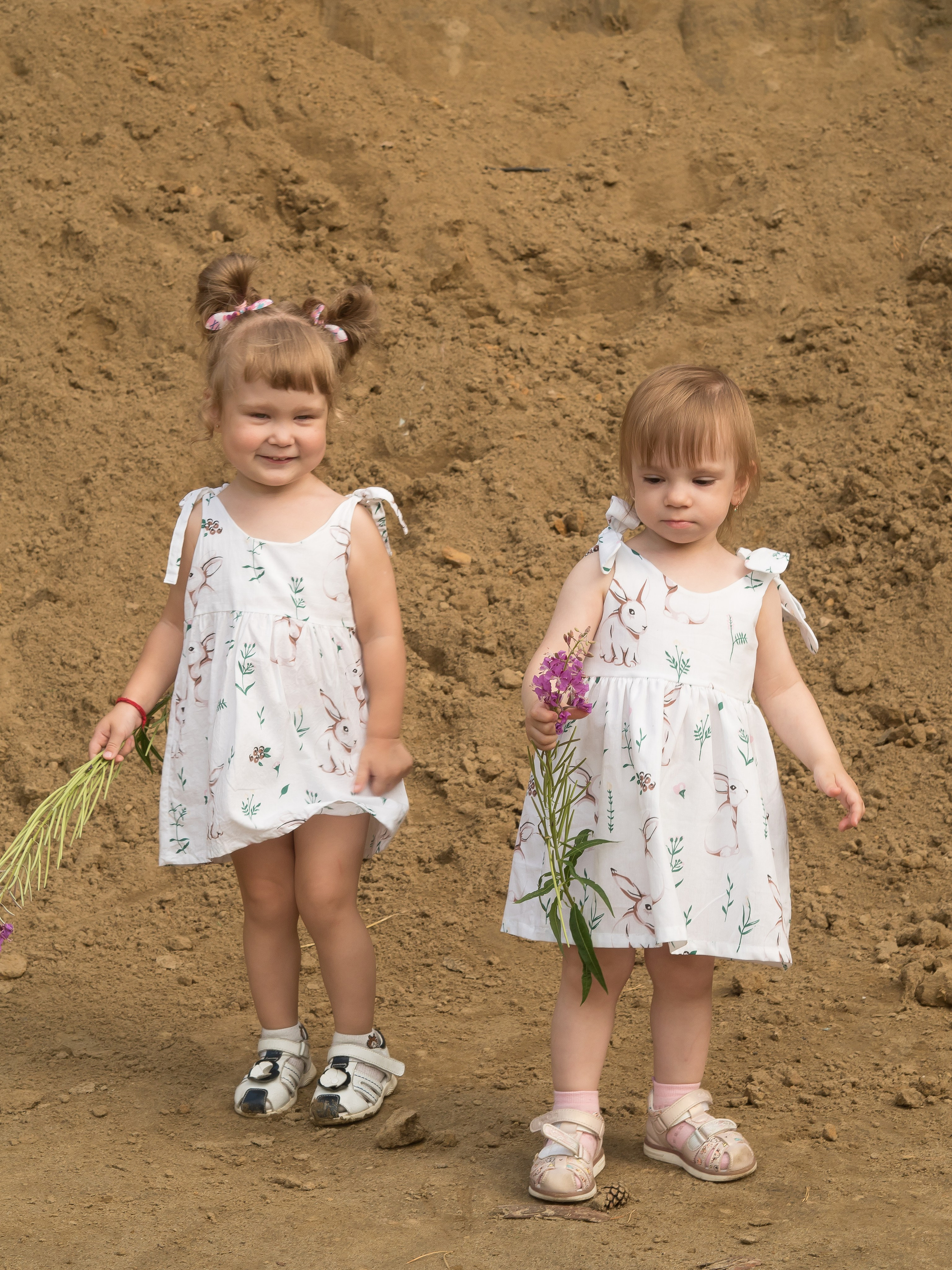С подружкой в деревушке. Семейный детский фотограф в Красноярске Скачкова Юлия