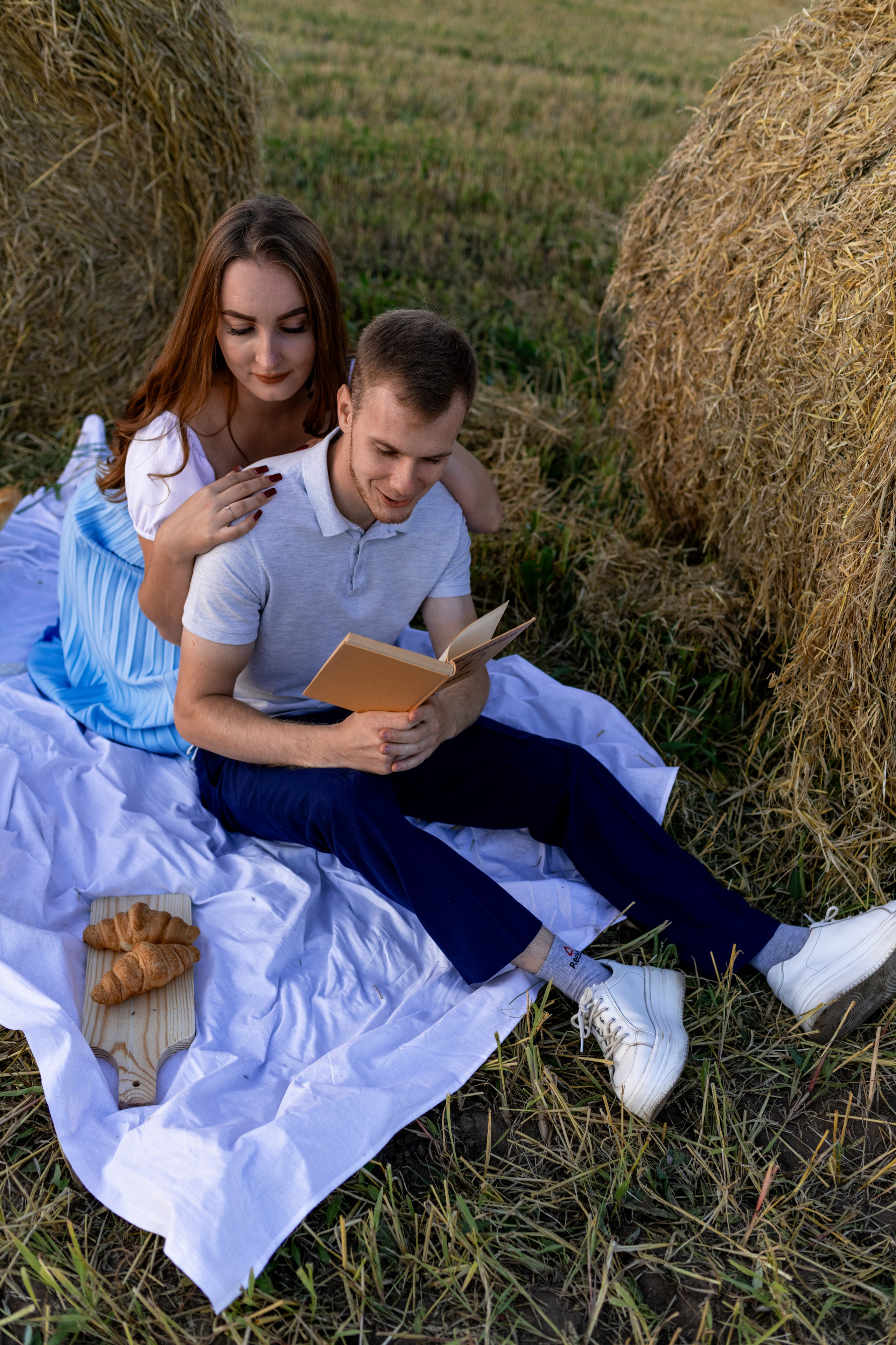 Алена + Алексей в поле с тюками. Фотограф в Москве/Зарайске Шахова Марина