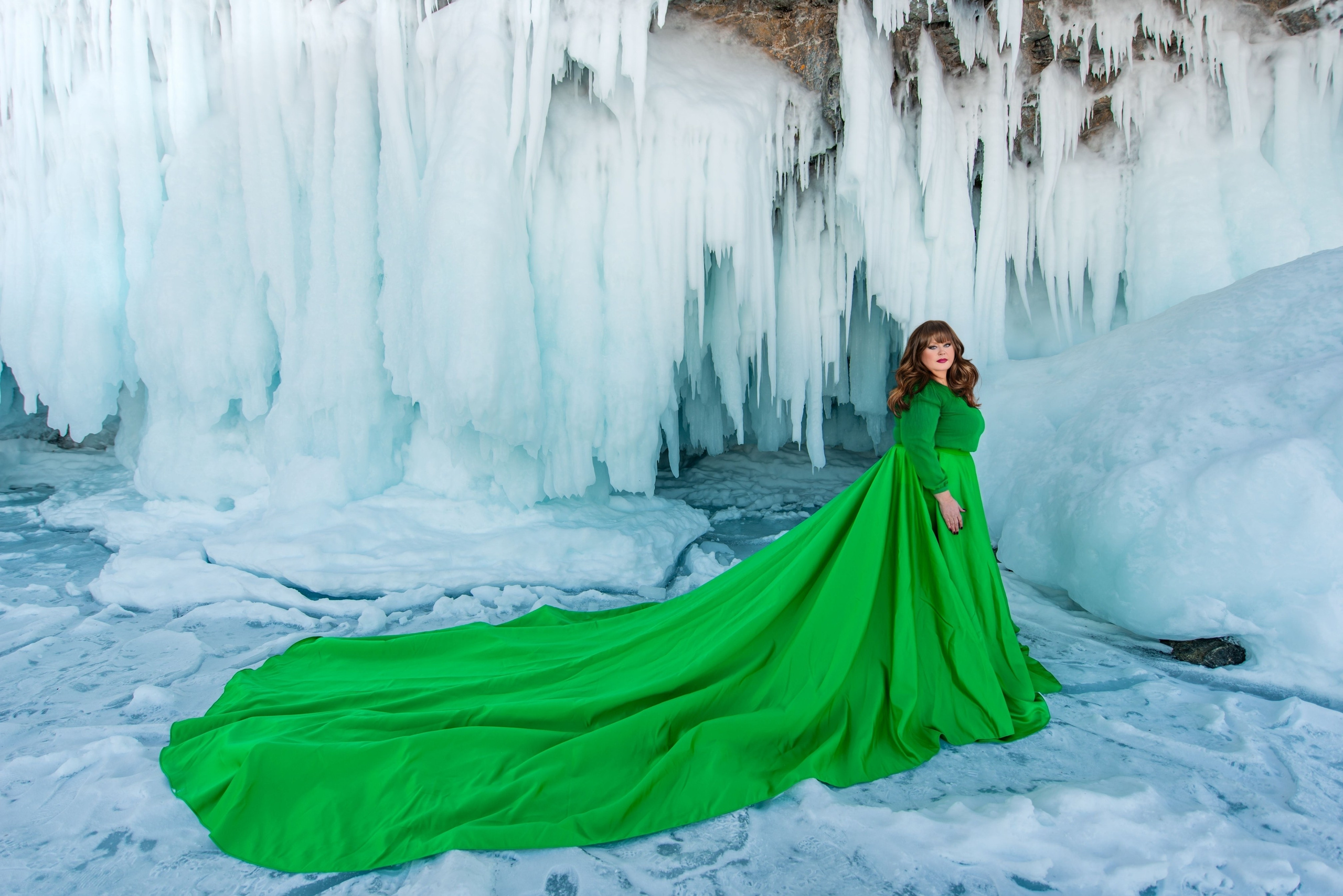 Зеленое платье большого размера со шлейфом на фотосессию на Байкал