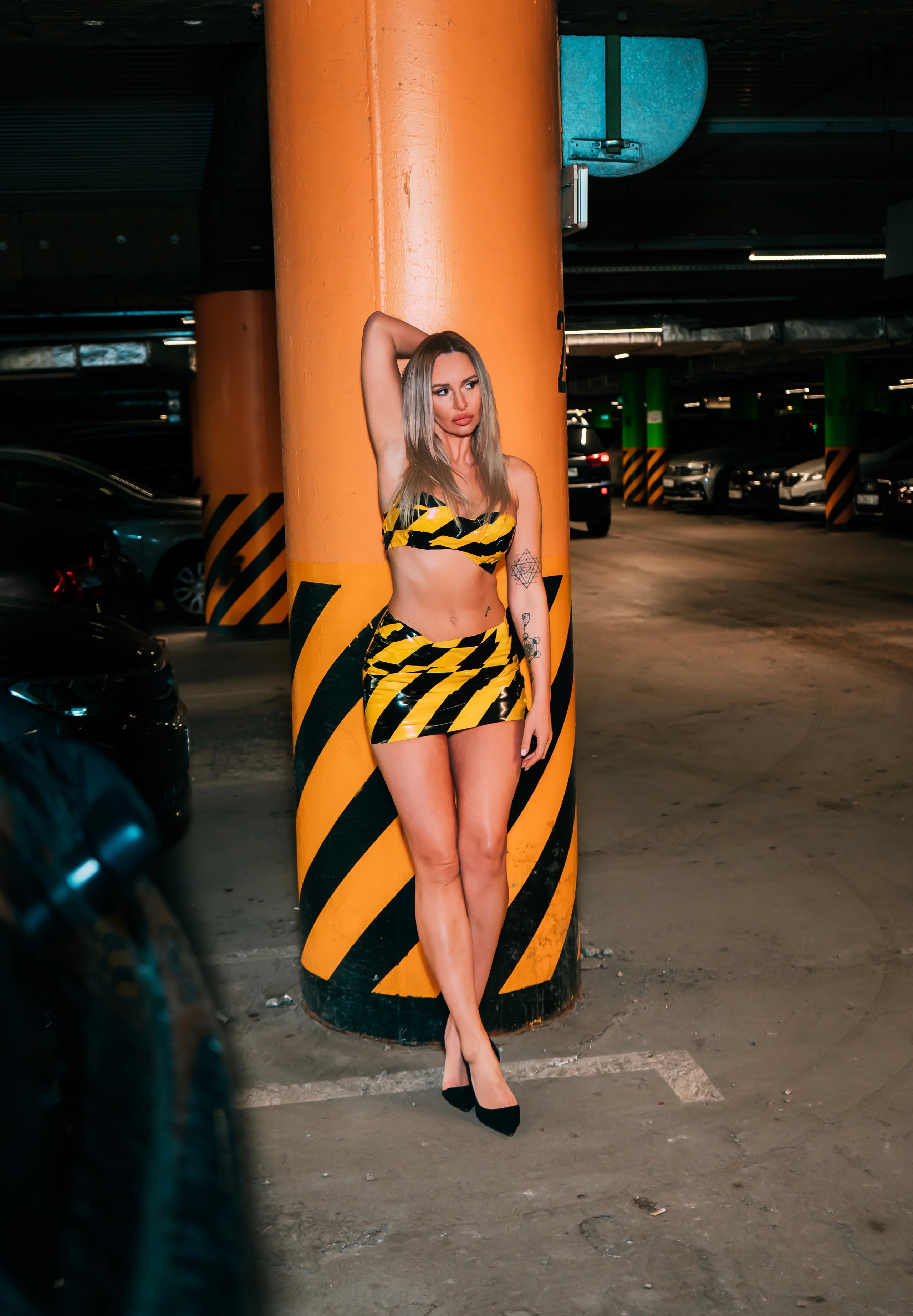 Съемка на парковке — модель Дина. Фотограф Москва и Видеограф Москва