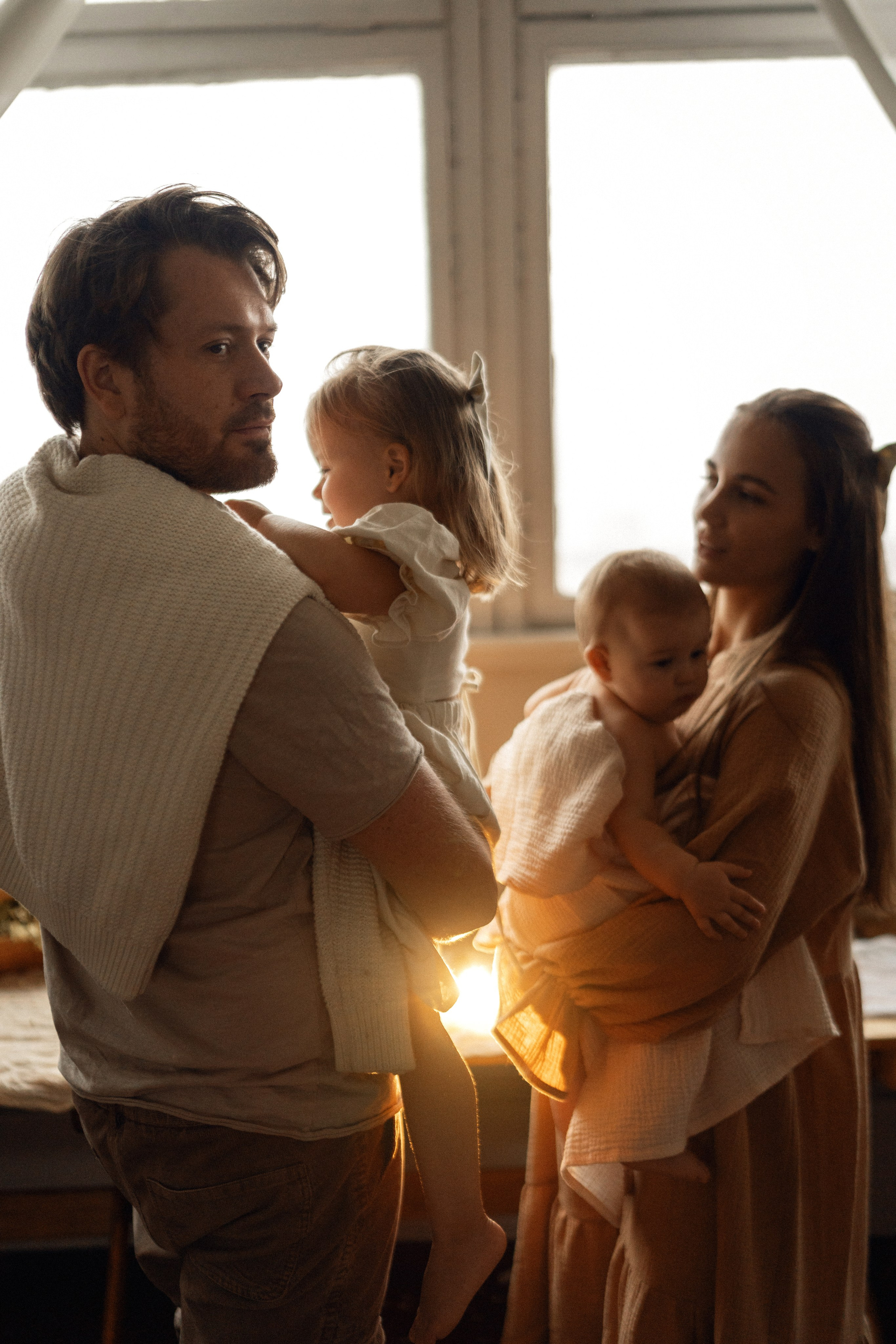 В мастерской художника. Семейный фотограф Москва. Фотограф беременности и материнства Москва