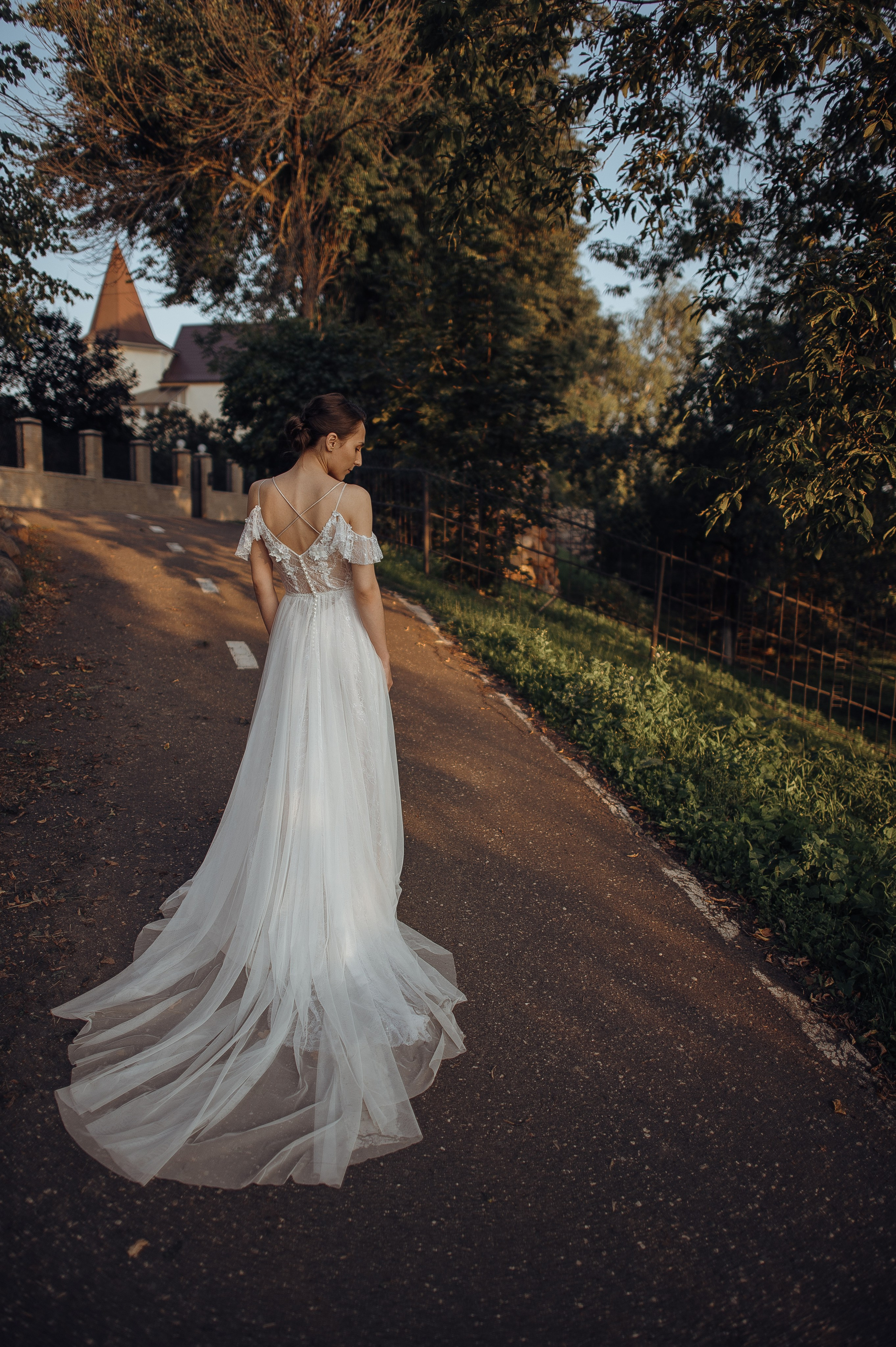 Длинное платье невест на фоне холмов