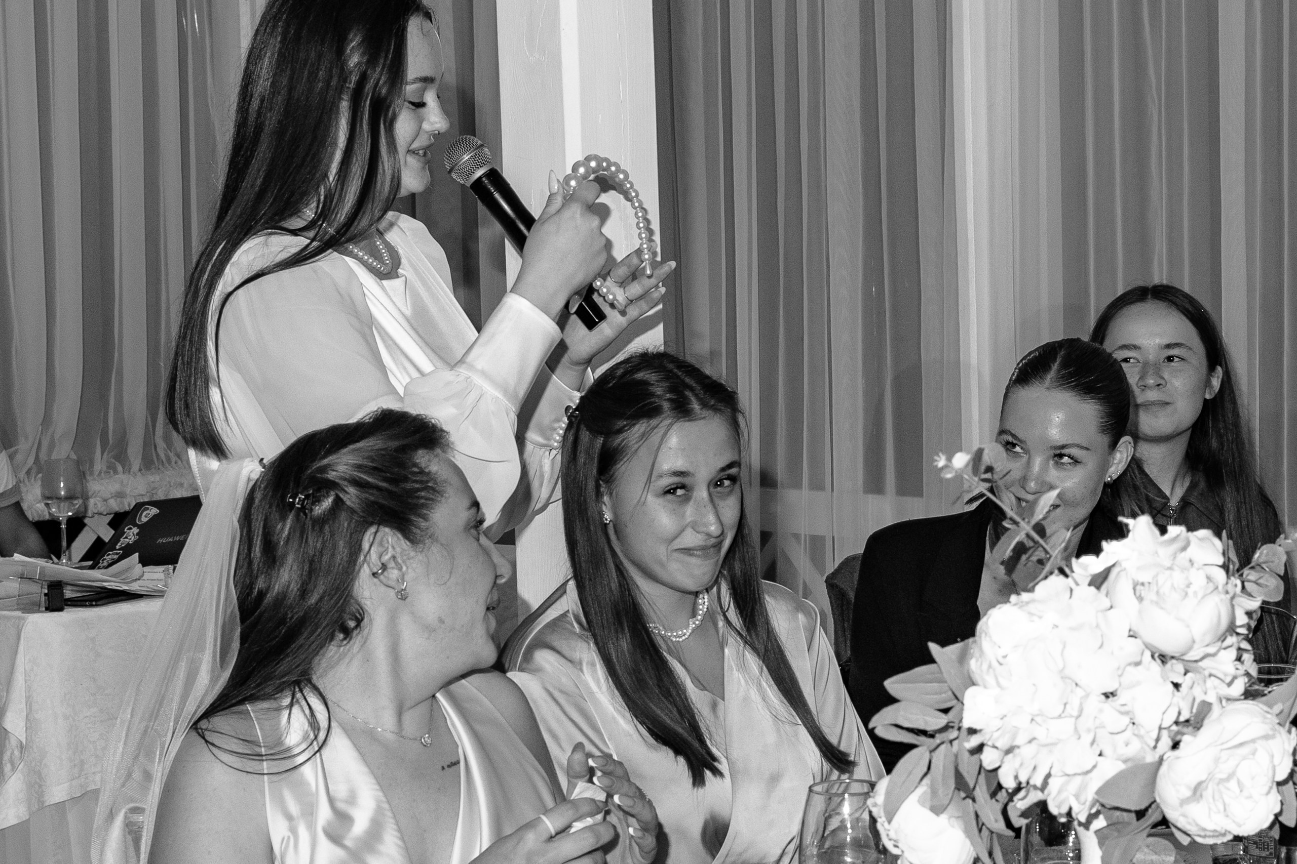 Невеста дарит свой свадебный ободок  своей подружке