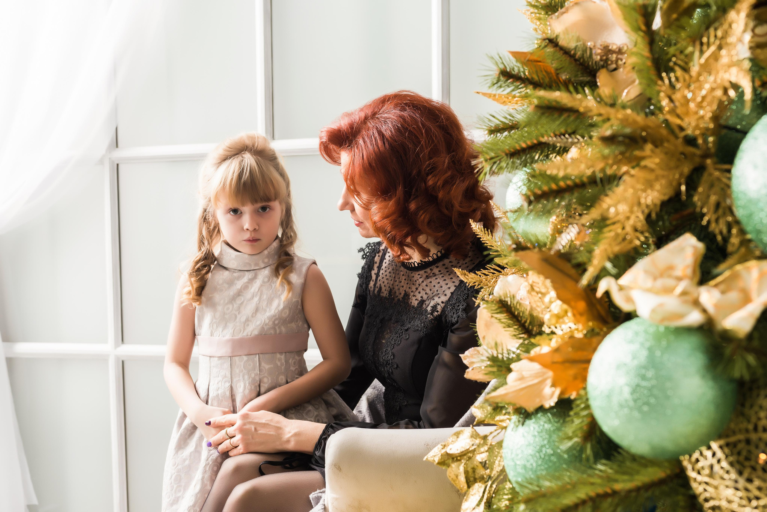 Студийный, праздничный портрет двух семей. Фотограф Платон Македонский