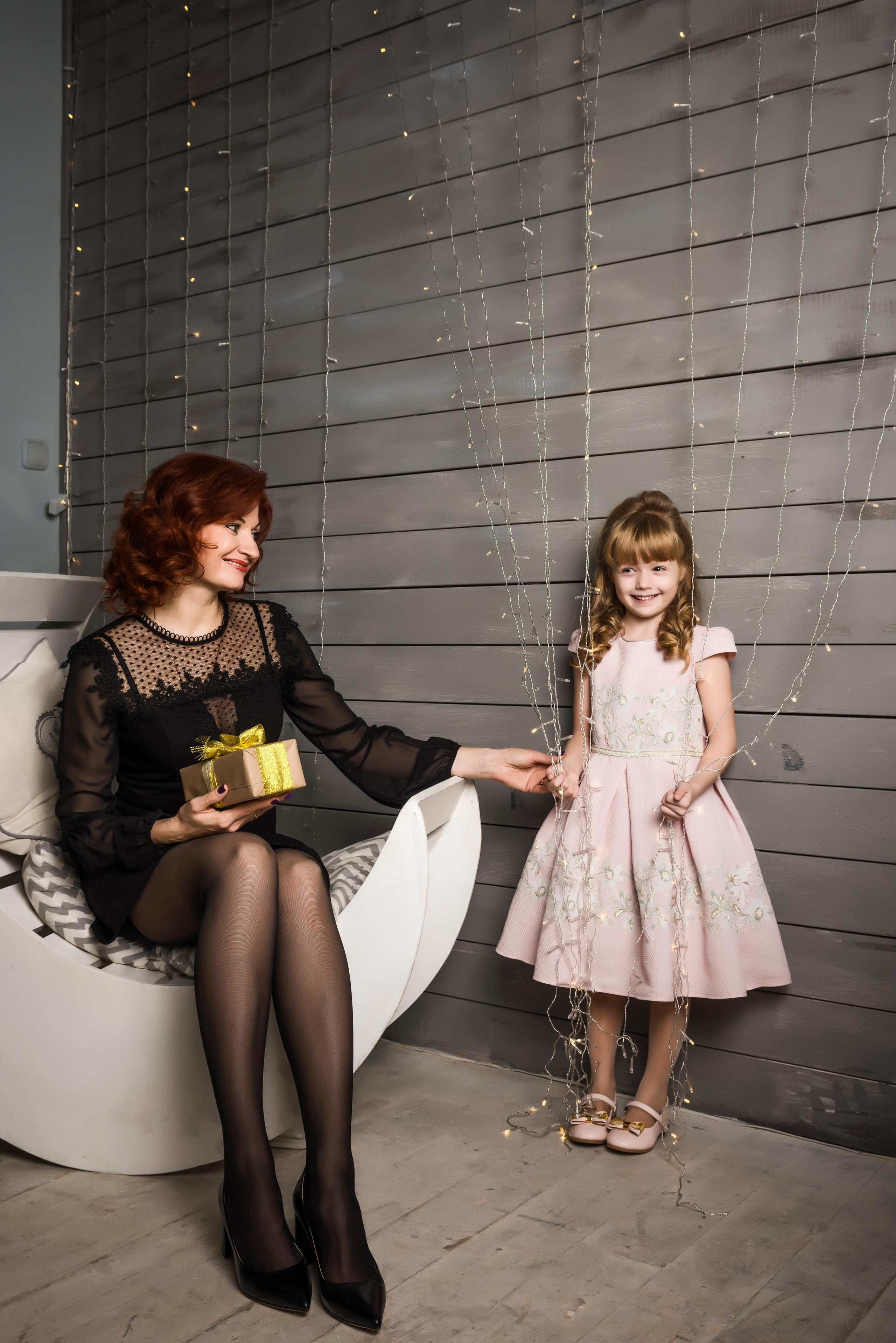 Студийный, праздничный портрет двух семей. Фотограф Платон Македонский