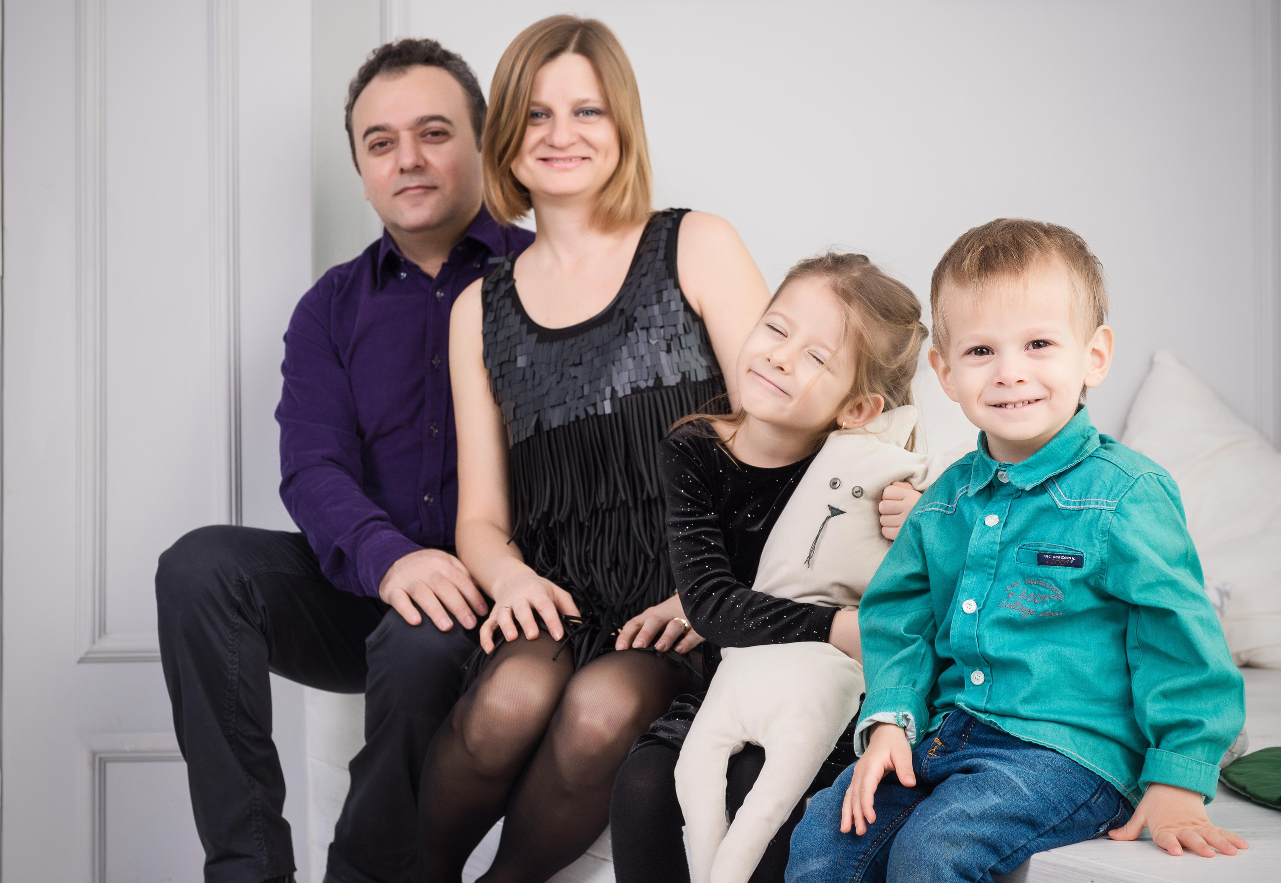 Студийный портрет семьи Köroğlu в Divastudio. Фотограф Платон Македонский