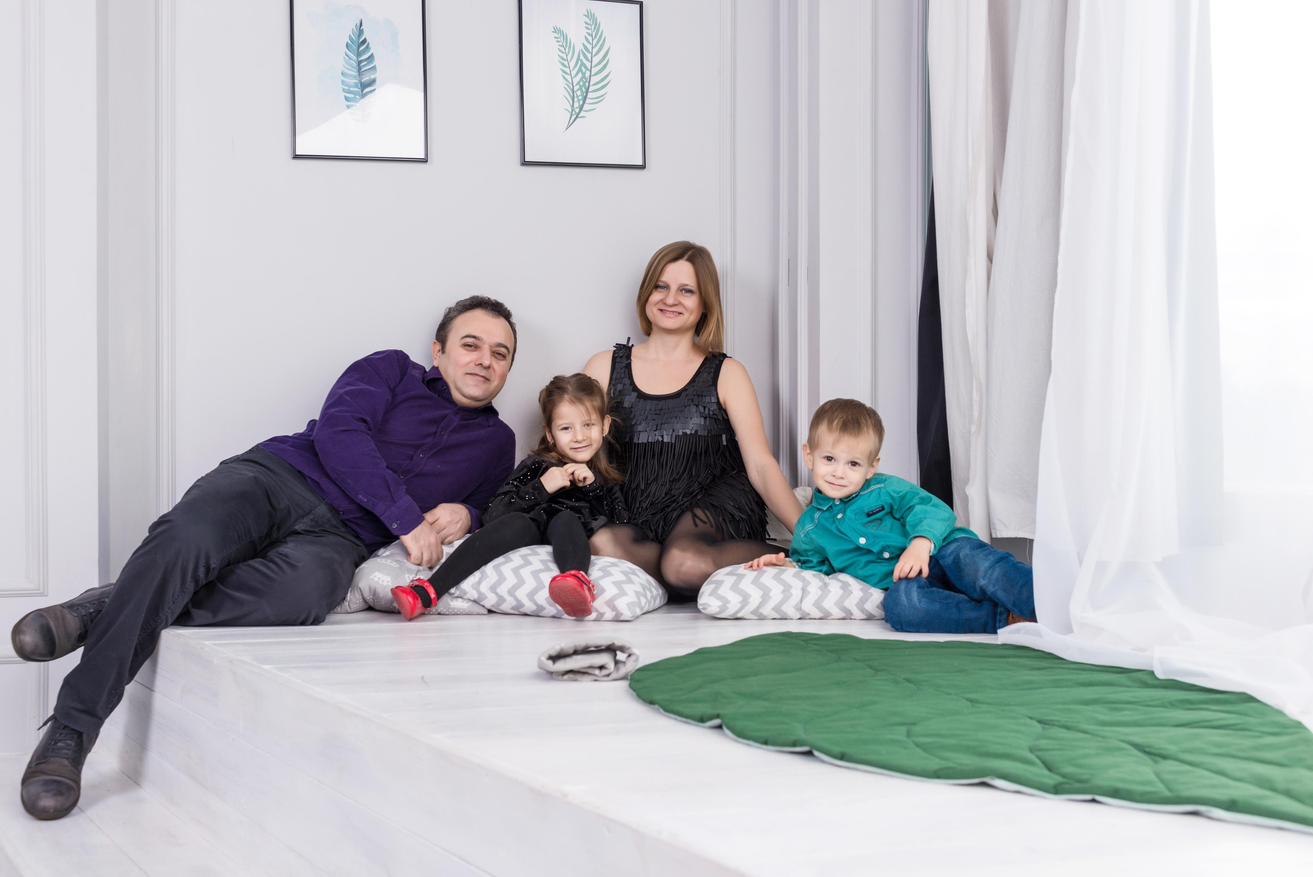 Студийный портрет семьи Köroğlu в Divastudio. Фотограф Платон Македонский