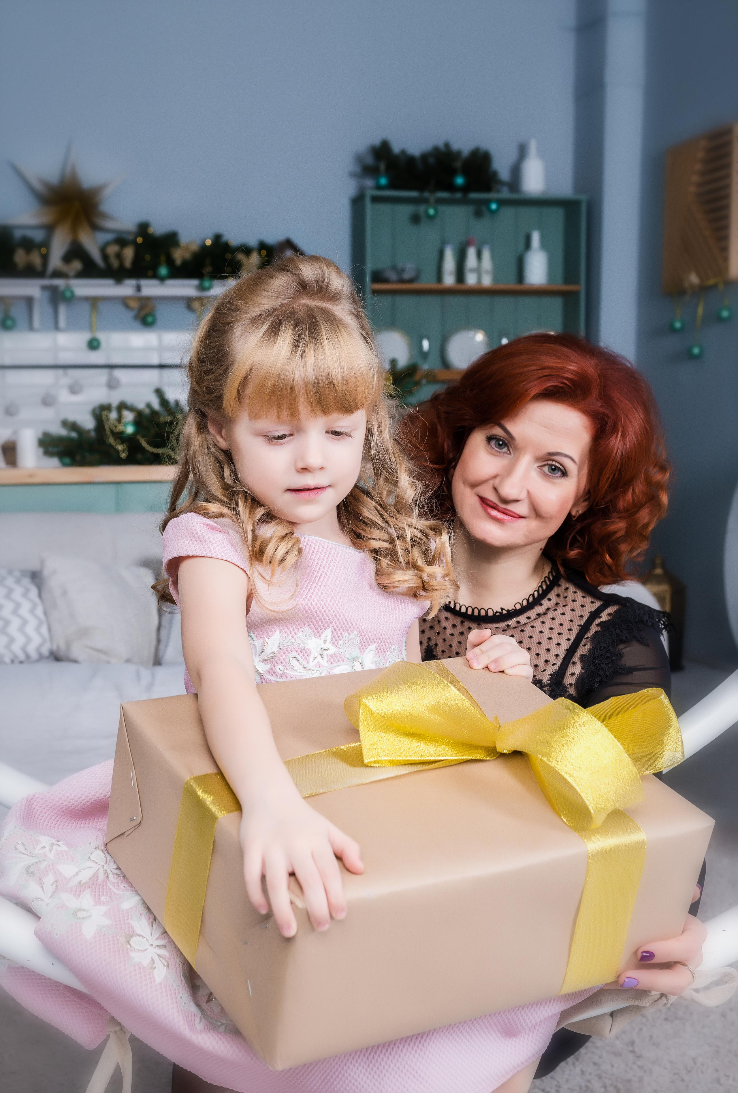 Студийный, праздничный портрет двух семей. Фотограф Платон Македонский