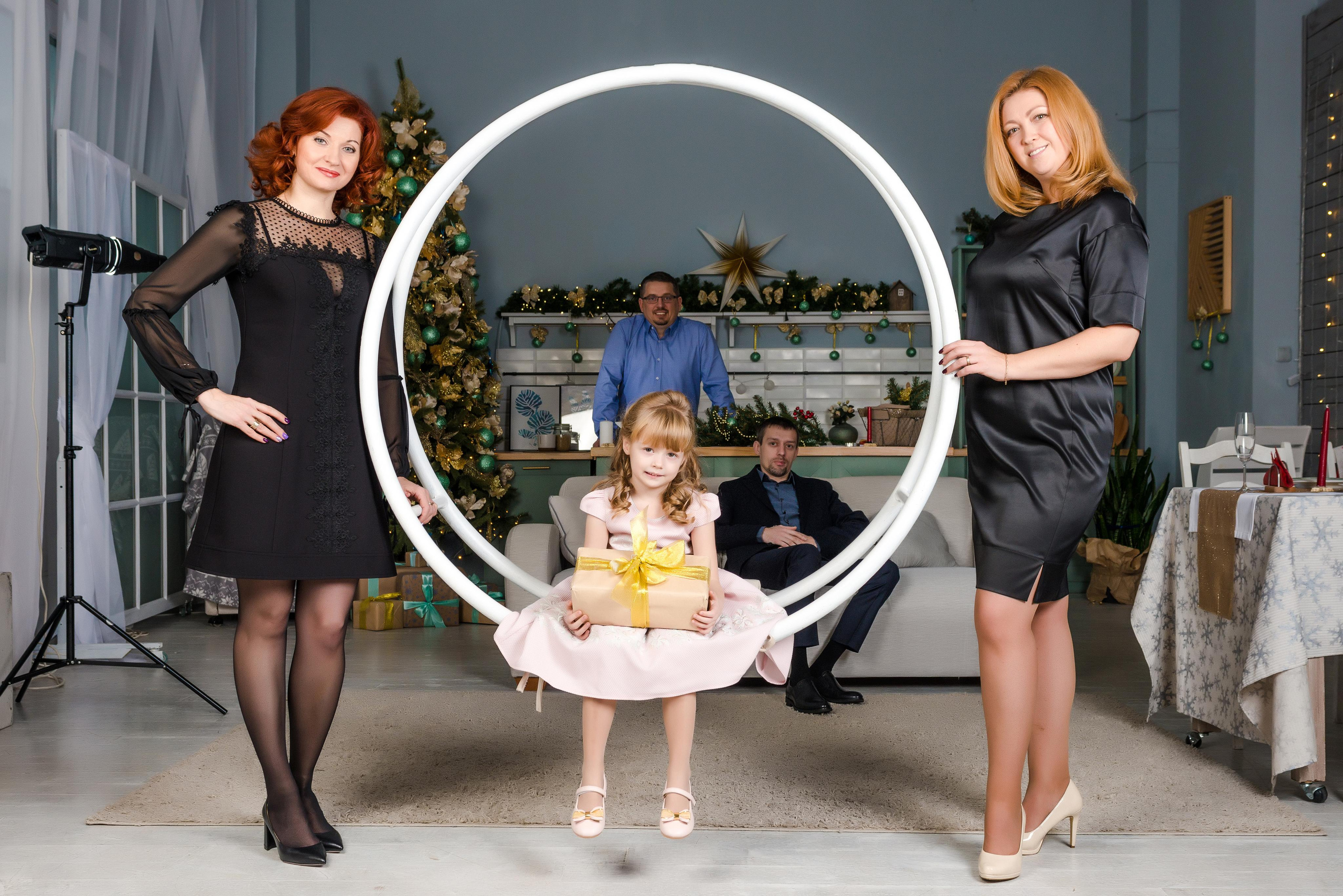Студийный, праздничный портрет двух семей. Фотограф Платон Македонский