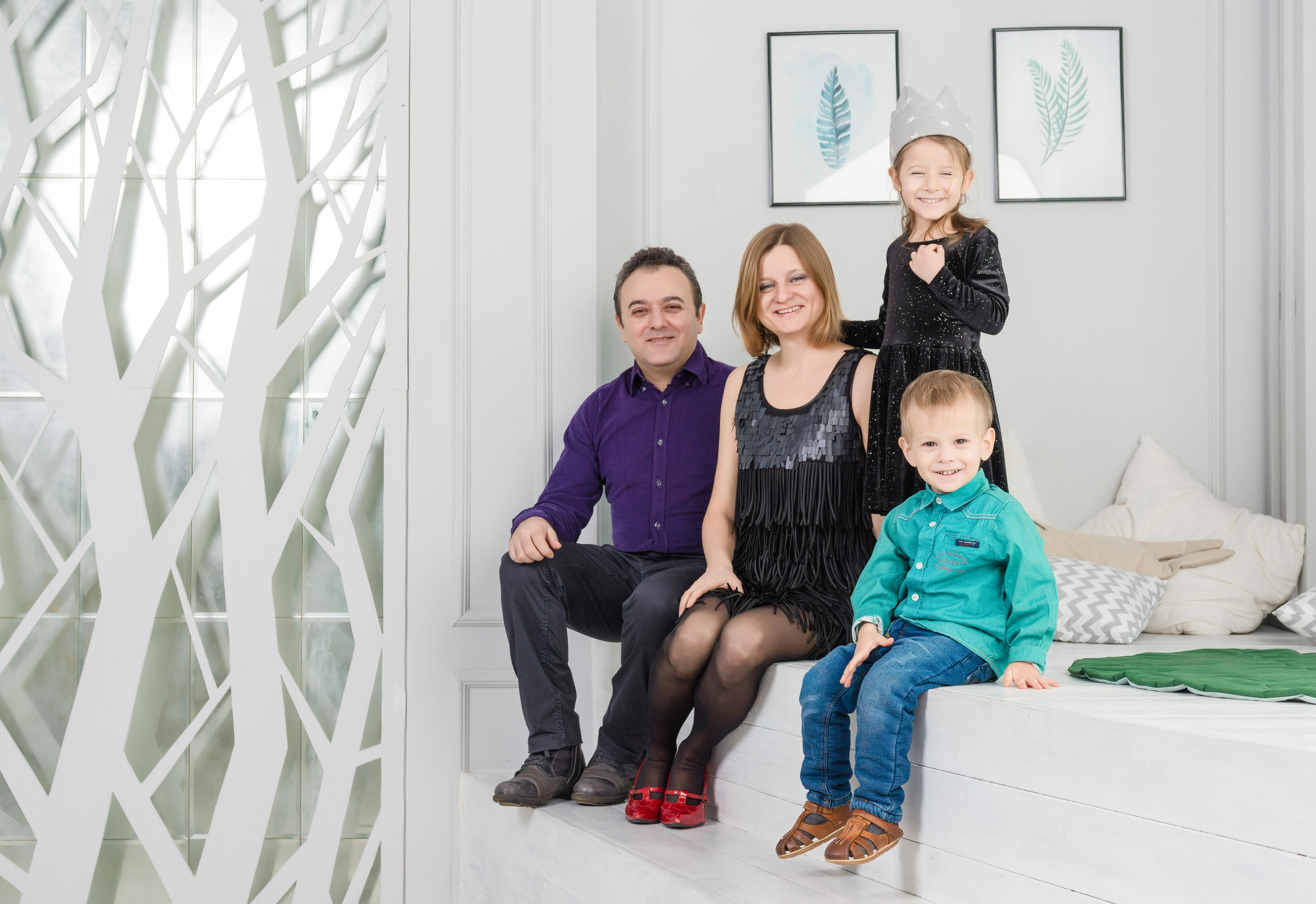 Студийный портрет семьи Köroğlu в Divastudio. Фотограф Платон Македонский