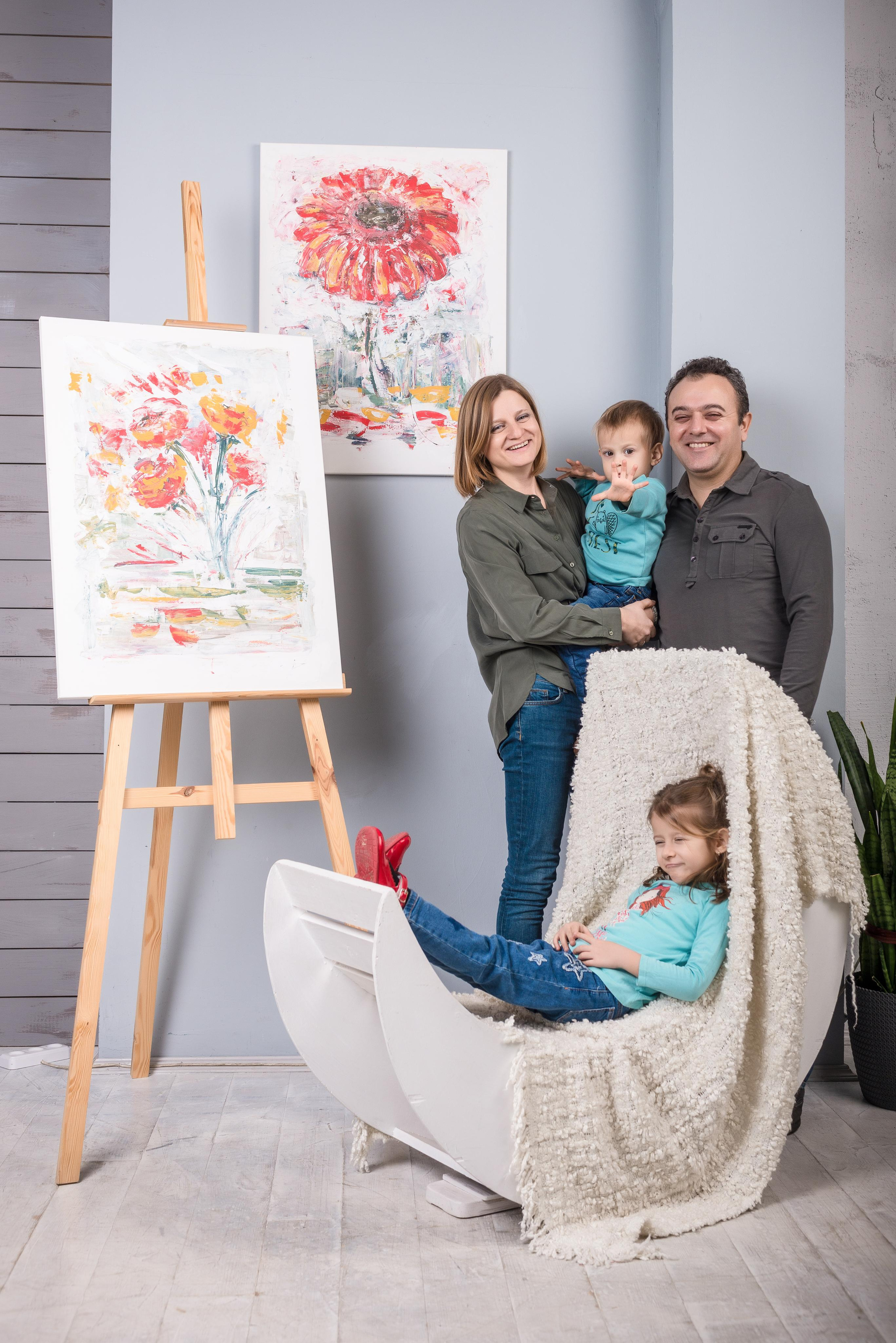 Студийный портрет семьи Köroğlu в Divastudio. Фотограф Платон Македонский