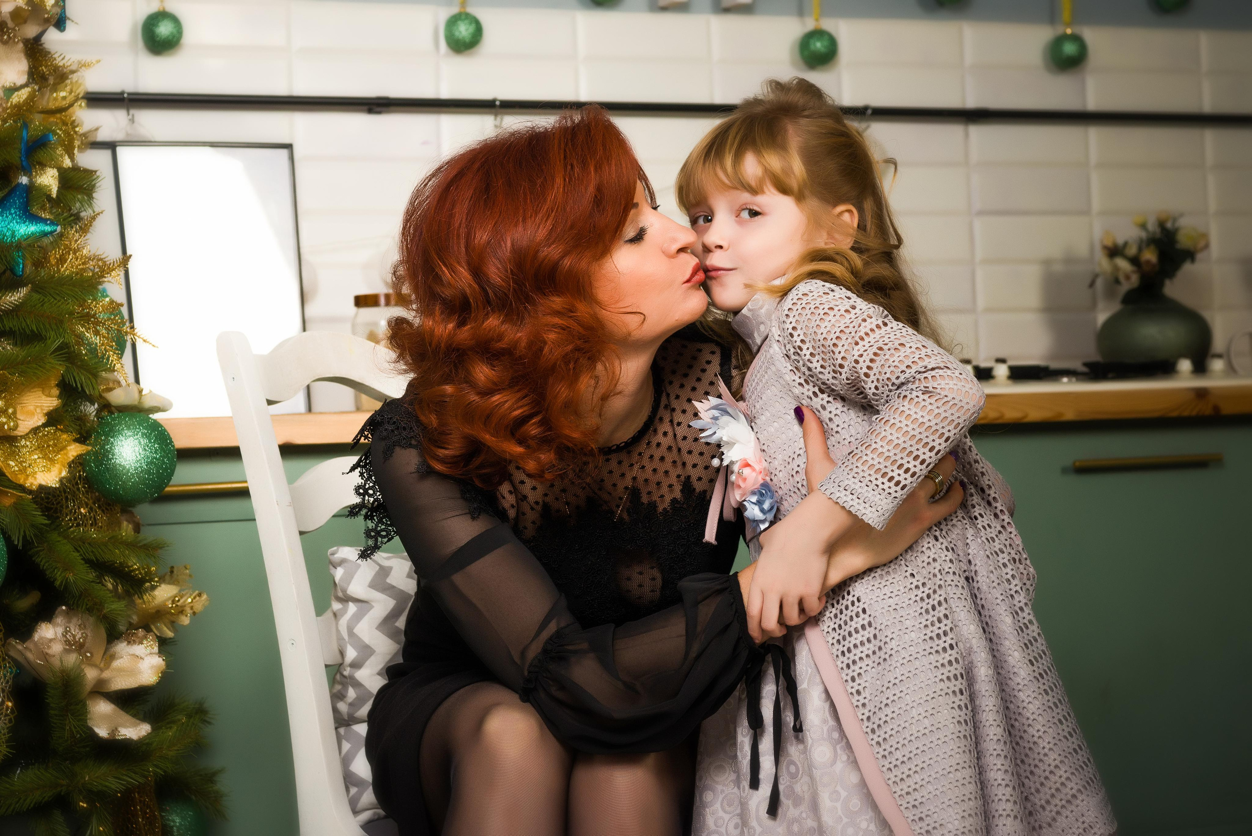 Студийный, праздничный портрет двух семей. Фотограф Платон Македонский