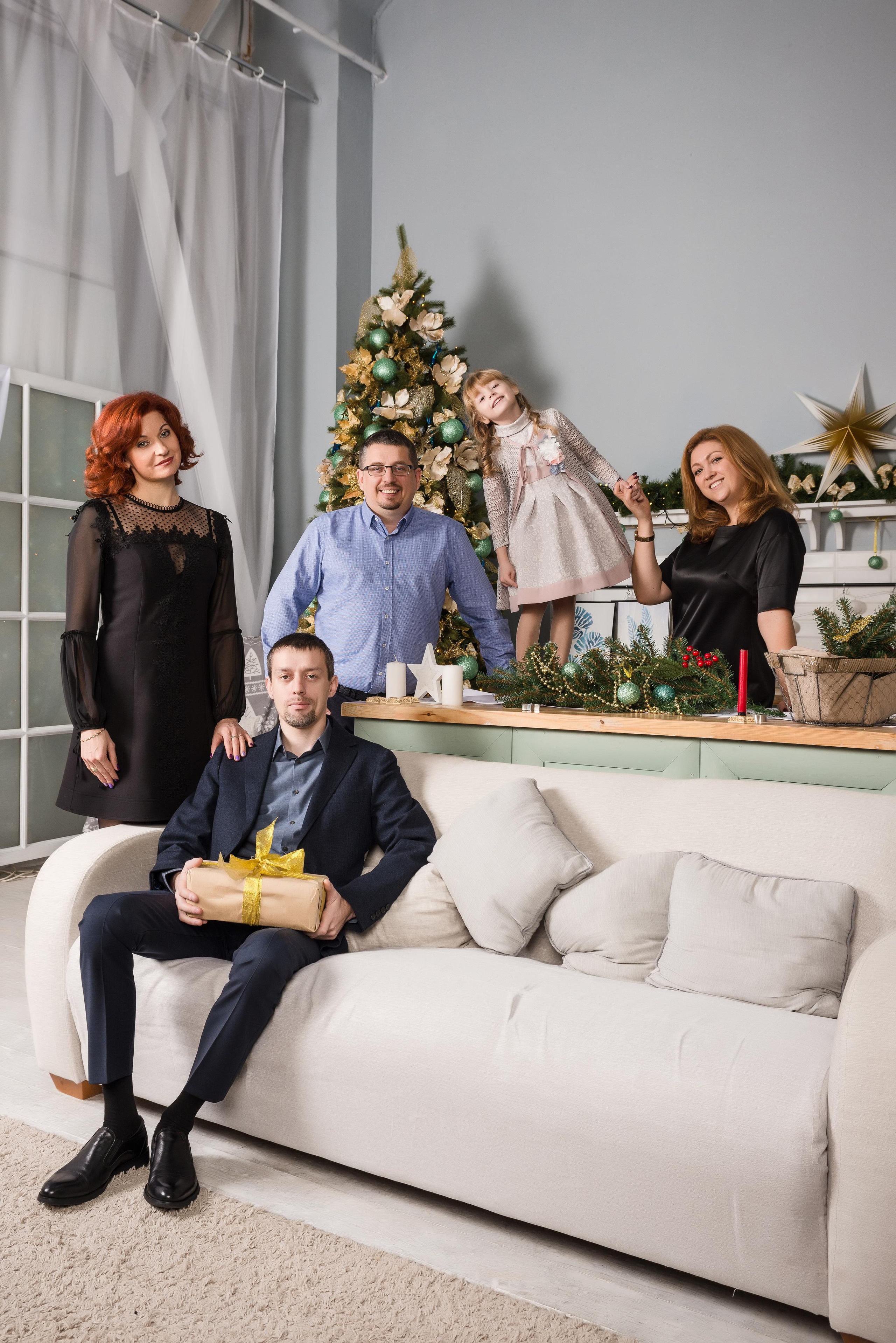 Студийный, праздничный портрет двух семей. Фотограф Платон Македонский