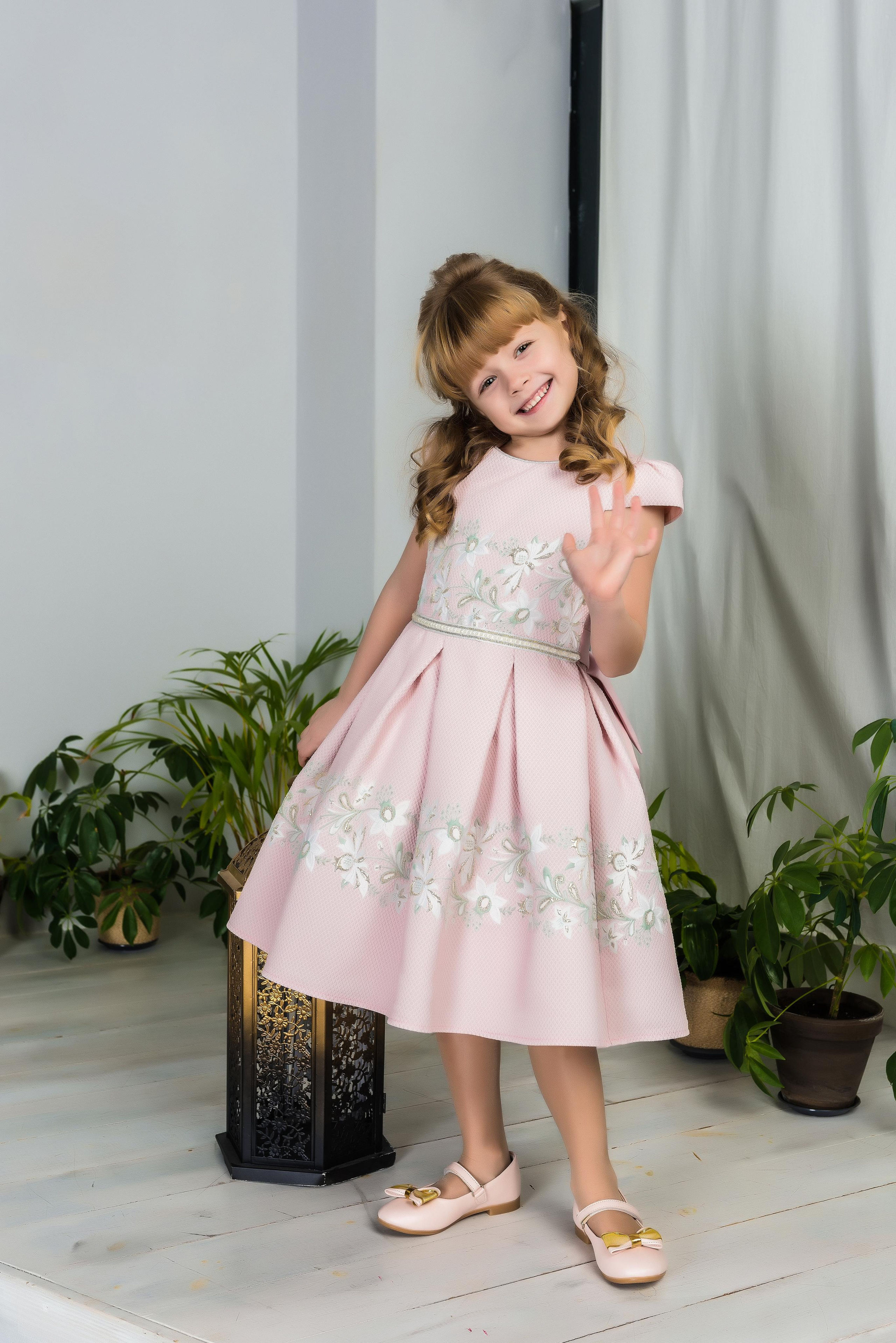 Студийный, праздничный портрет двух семей. Фотограф Платон Македонский